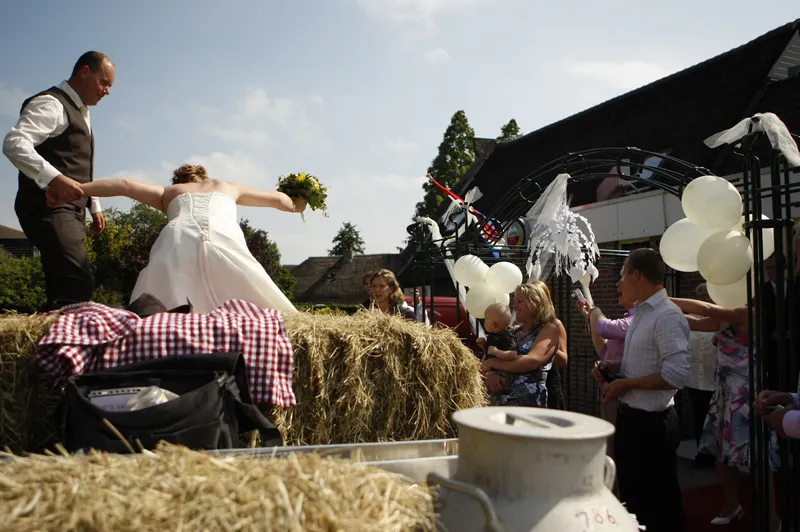 Yvonne springt van de aanhanger bij de feestlocatie