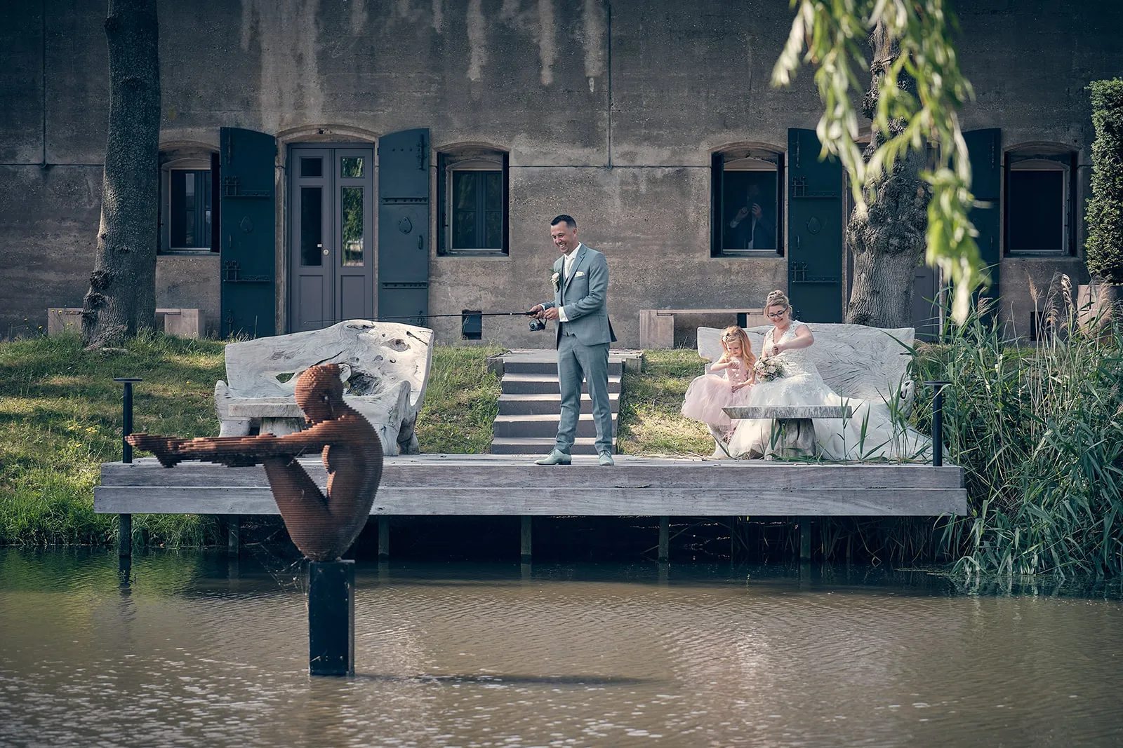 Bruidspaar Angelique en Michiel aan waterpartij Fort Beemster Heemskerk, trouwceremonie Zuidoostbeemster, bruidsfotografie -