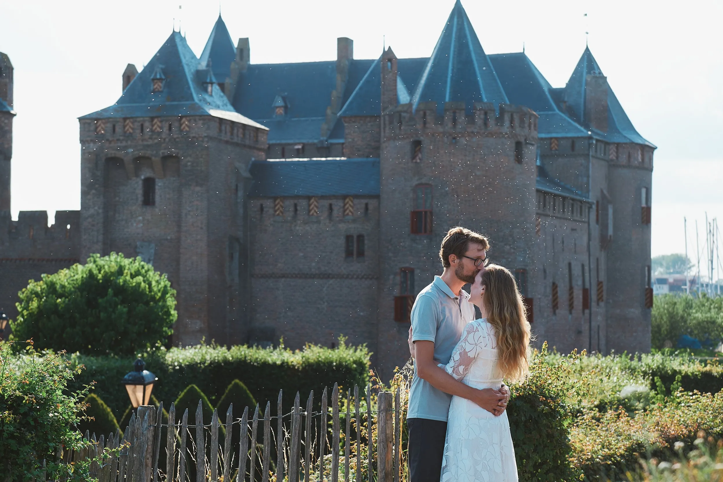 Het huwelijksaanzoek van Yvonne aan Bert bij het majestueuze Muiderslot, omgeven door groen en eeuwenoud kasteel