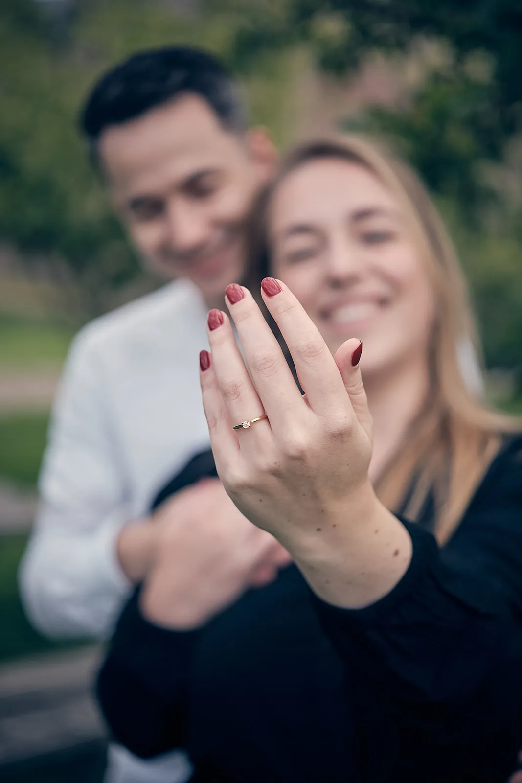Bruid Marinka toont trouwring bij huwelijksaanzoek Wai Ho, loveshoot Muiderslot kasteel Muiden