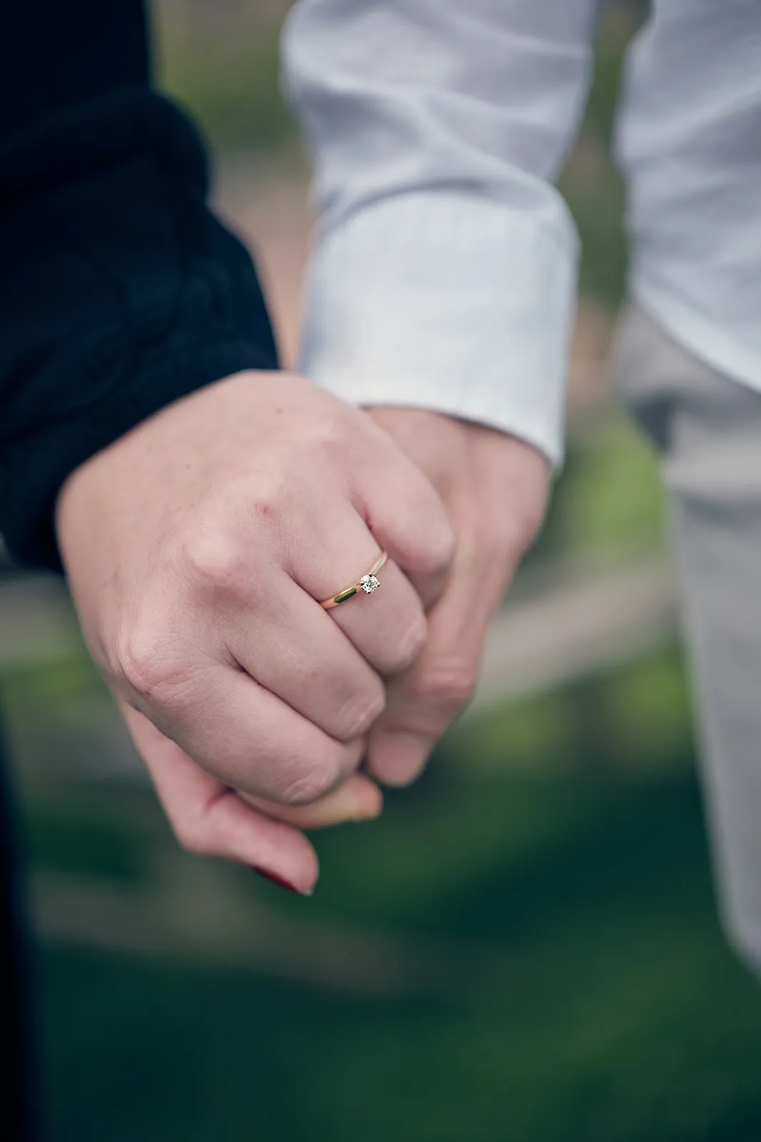 Bruidspaar Marinka en Wai Ho hand in hand bij Muiderslot kasteel, trouwring zichtbaar, romantische loveshoot Muiden - Trouwsh