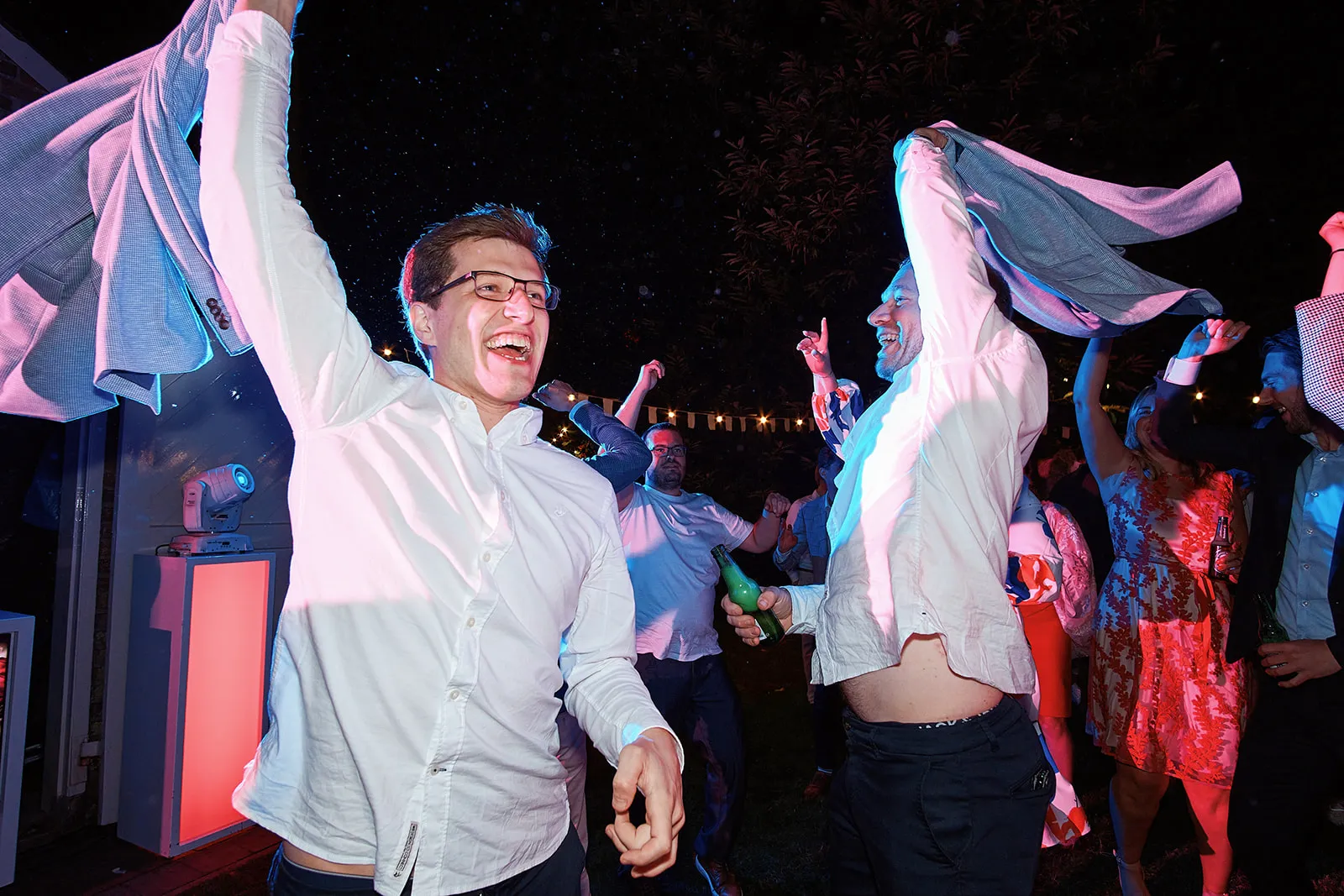 Bruidegom Niels en gast dansen vrolijk op trouwfeest Villa Dalhof Berg en Dal, feestelijke avondreportage