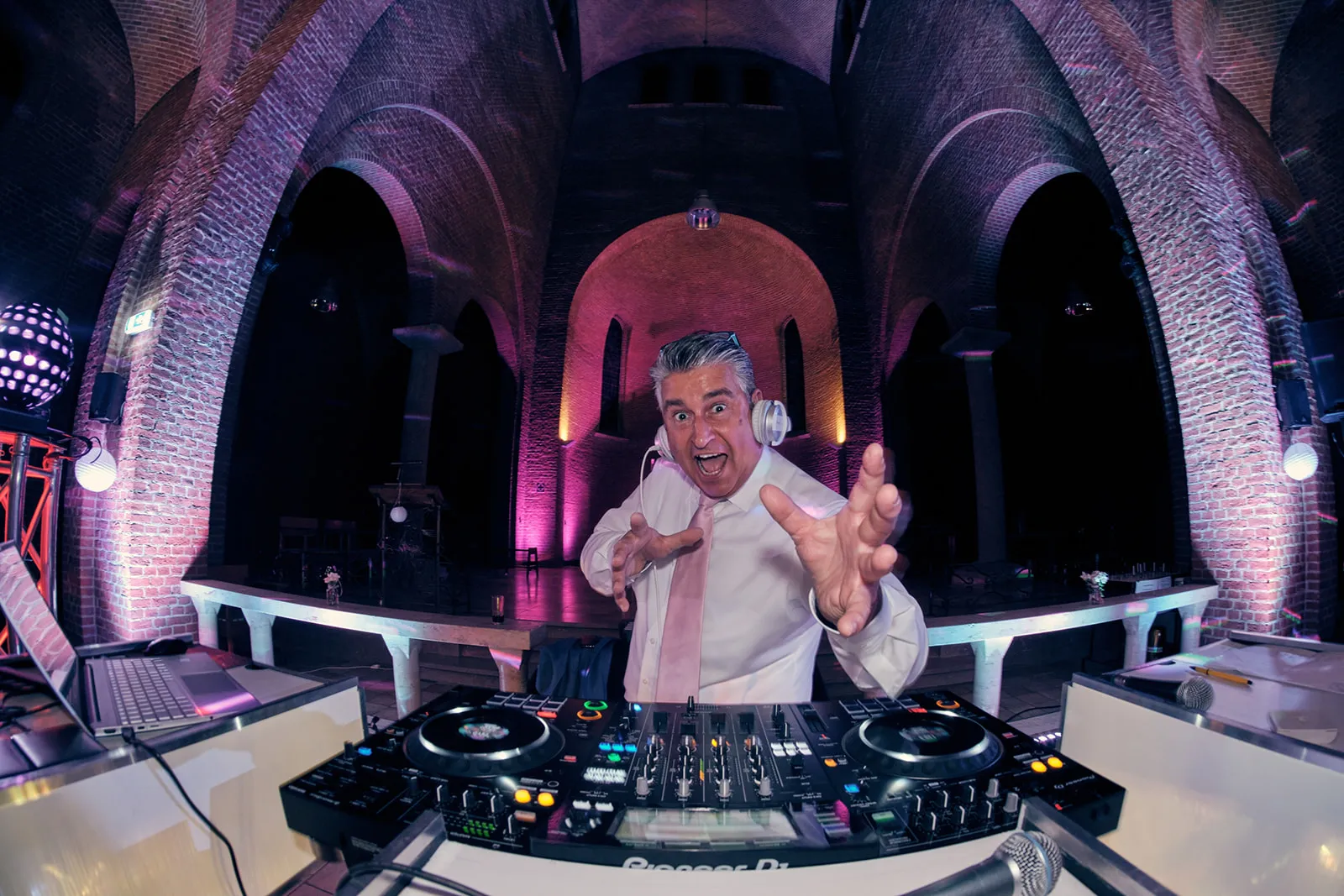 DJ Mike draait op in het imposante Klein Kasteel Deurne met paarse bogen en moderne lichtshow