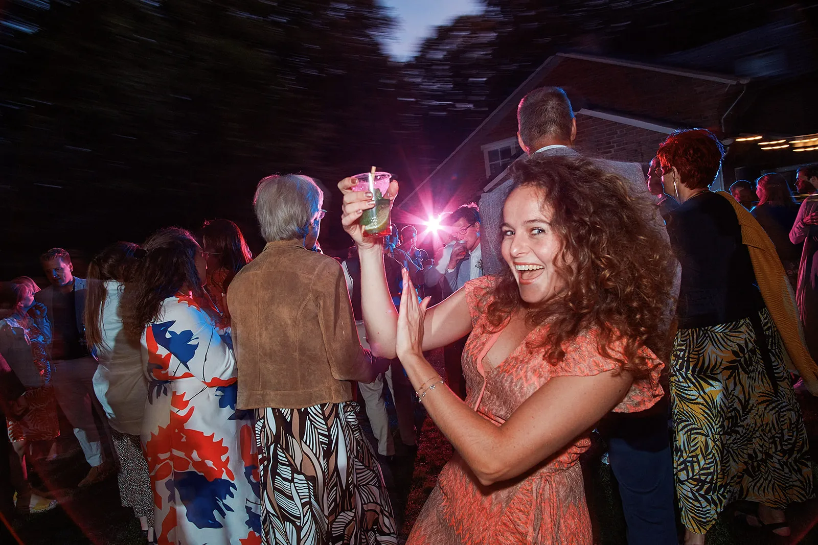 Gasten dansen vrolijk op trouwfeest Villa Dalhof Berg en Dal, bruidsfotografie trouwreportage