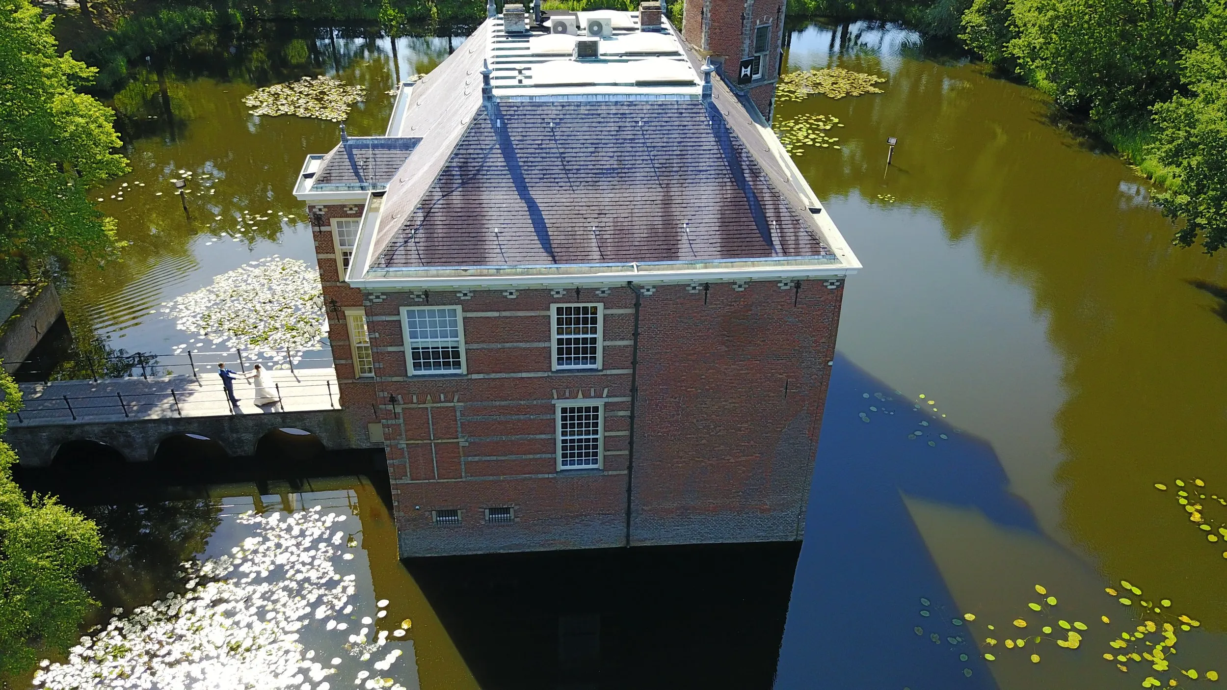 Luchtfoto van het romantische Bouvigne in Breda met gasten op het terras langs het water