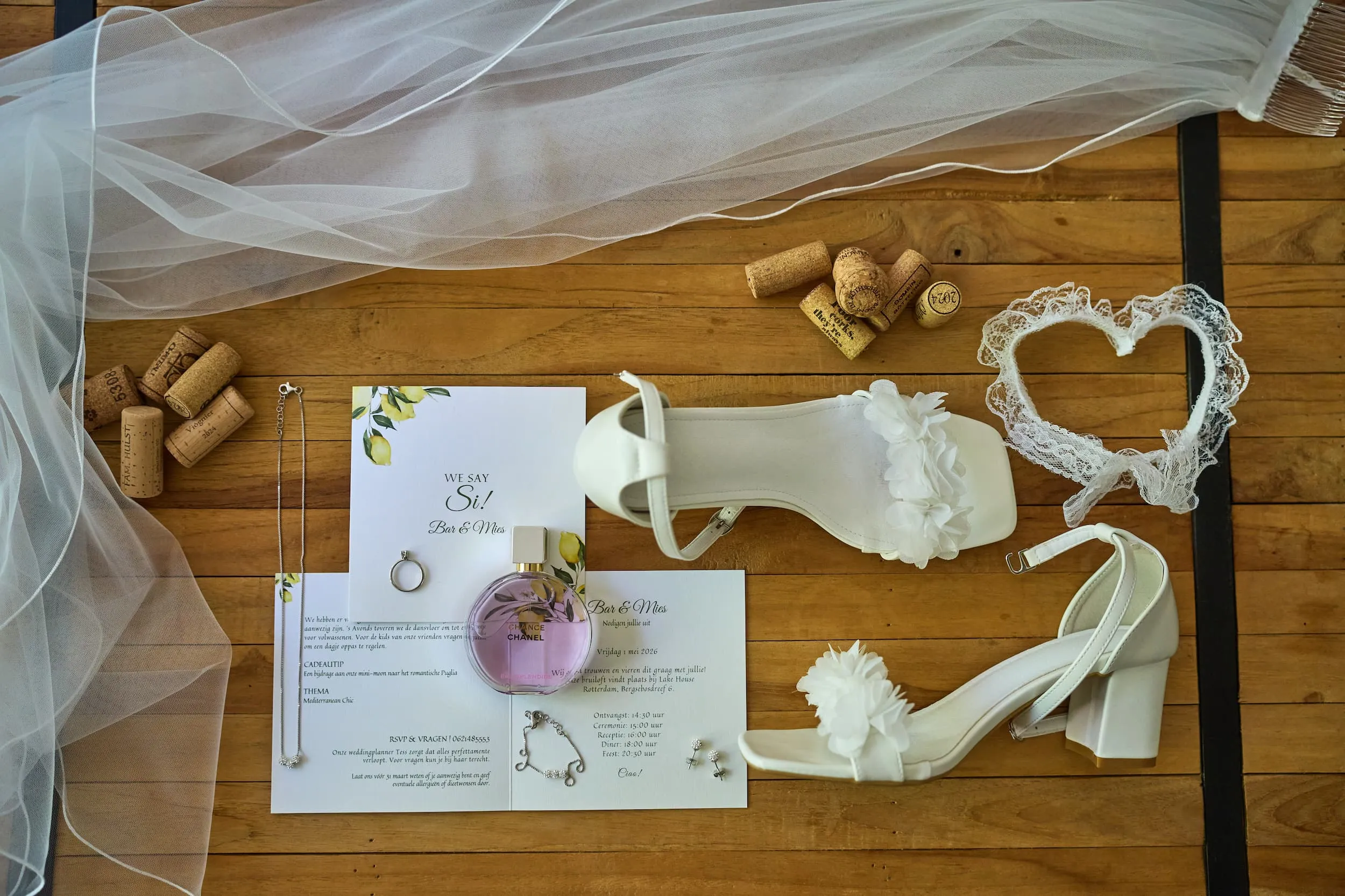 Bruidaccessoires op houten tafel: trouwschoenen, sluier, ringen en uitnodigingen, trouwdetails Rotterdam — Trouwshoot St
