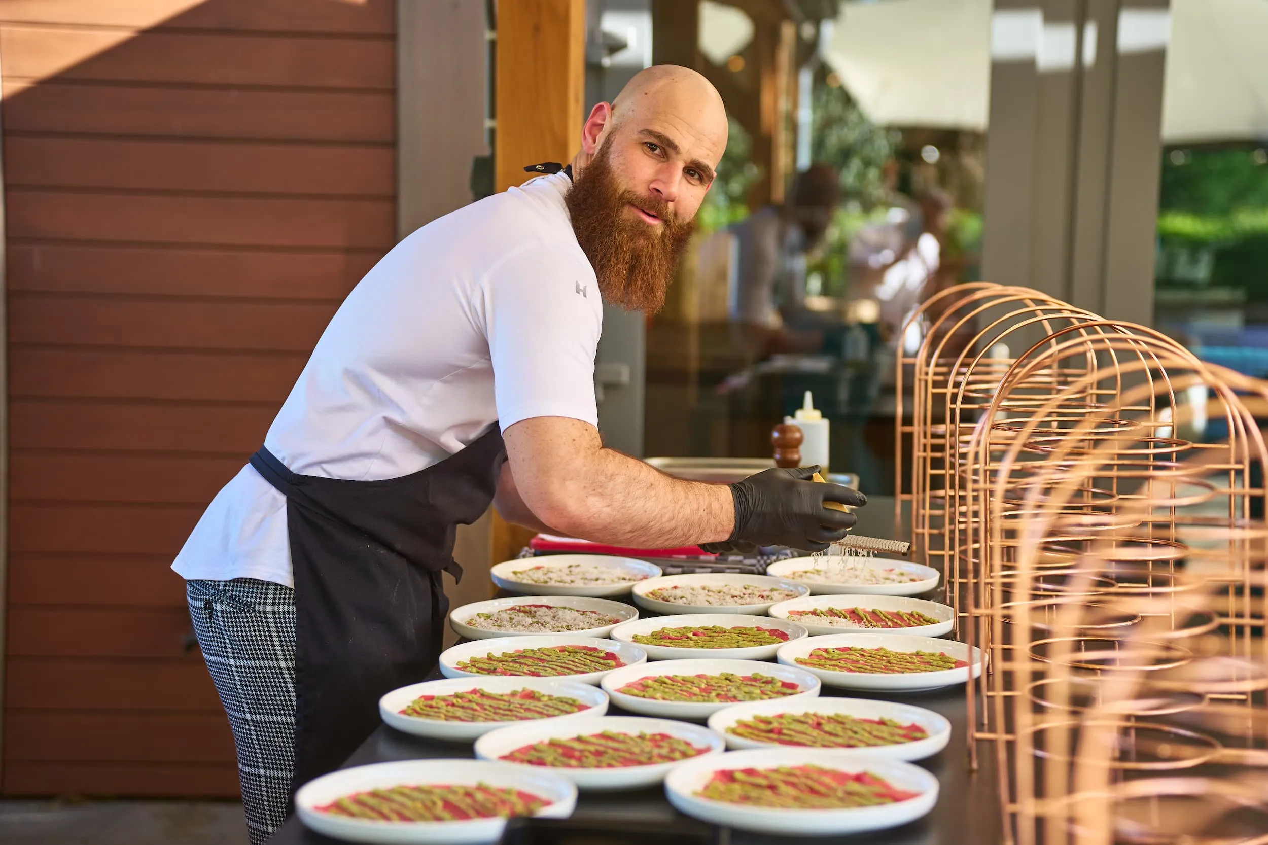 Kok bereidt hapjes voor bruiloft in Rotterdam, trouwceremonie catering detail — Trouwshoot Stefan Segers