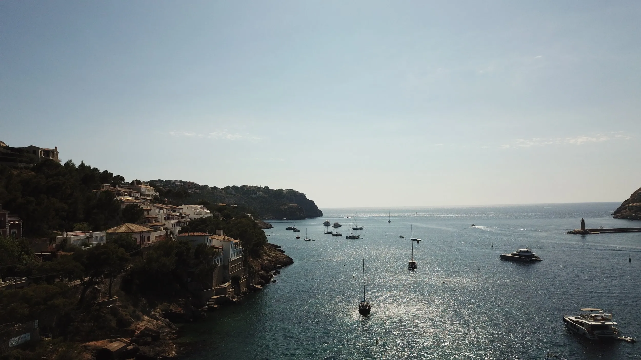 Serene baai met jachten tijdens bruiloft op Villa Italia in Andratx, Mallorca