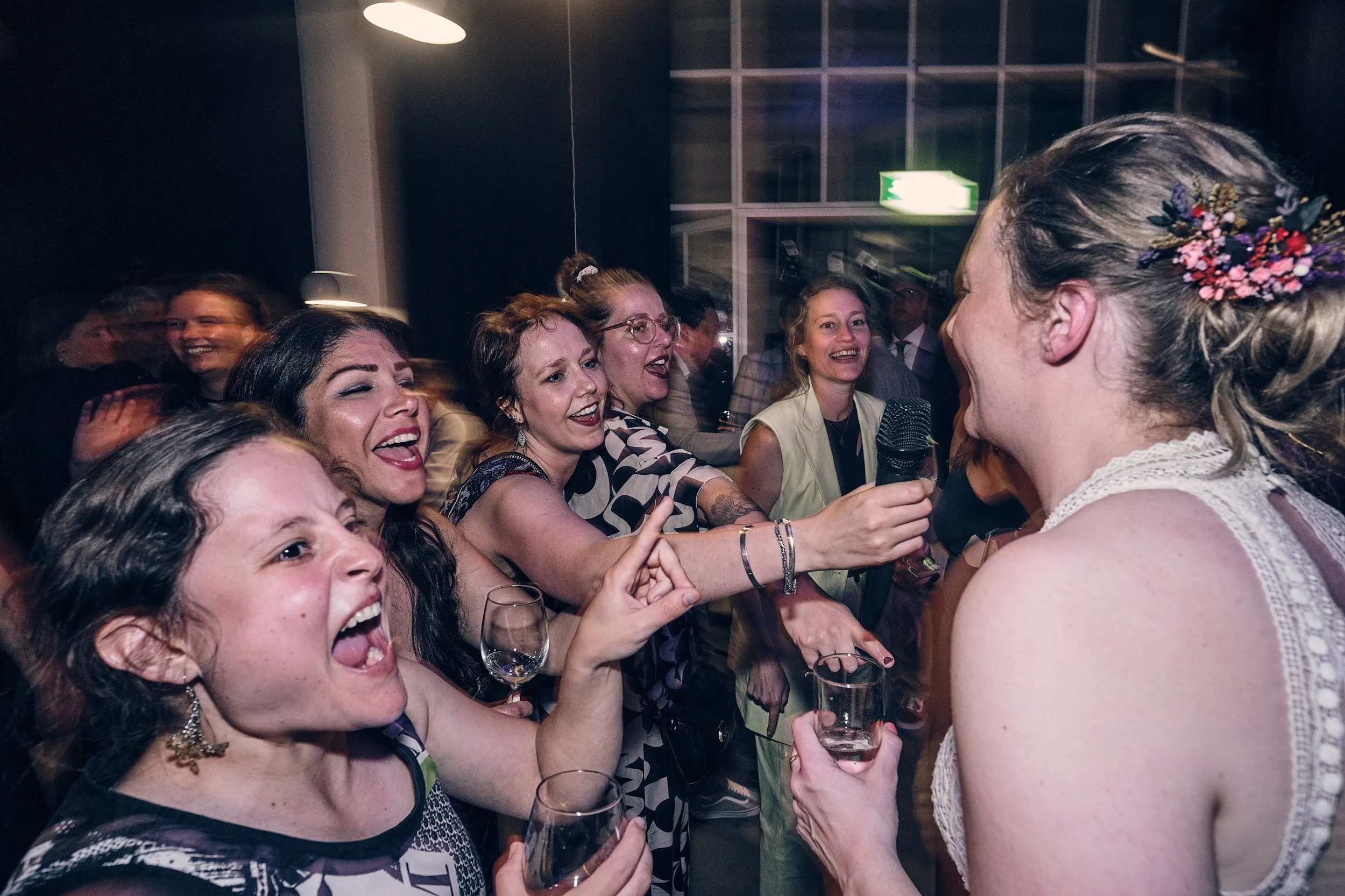 Bruid Simanca danst lachend met vriendinnen tijdens het feest in Huszár Delft, blije momenten op de bruiloft