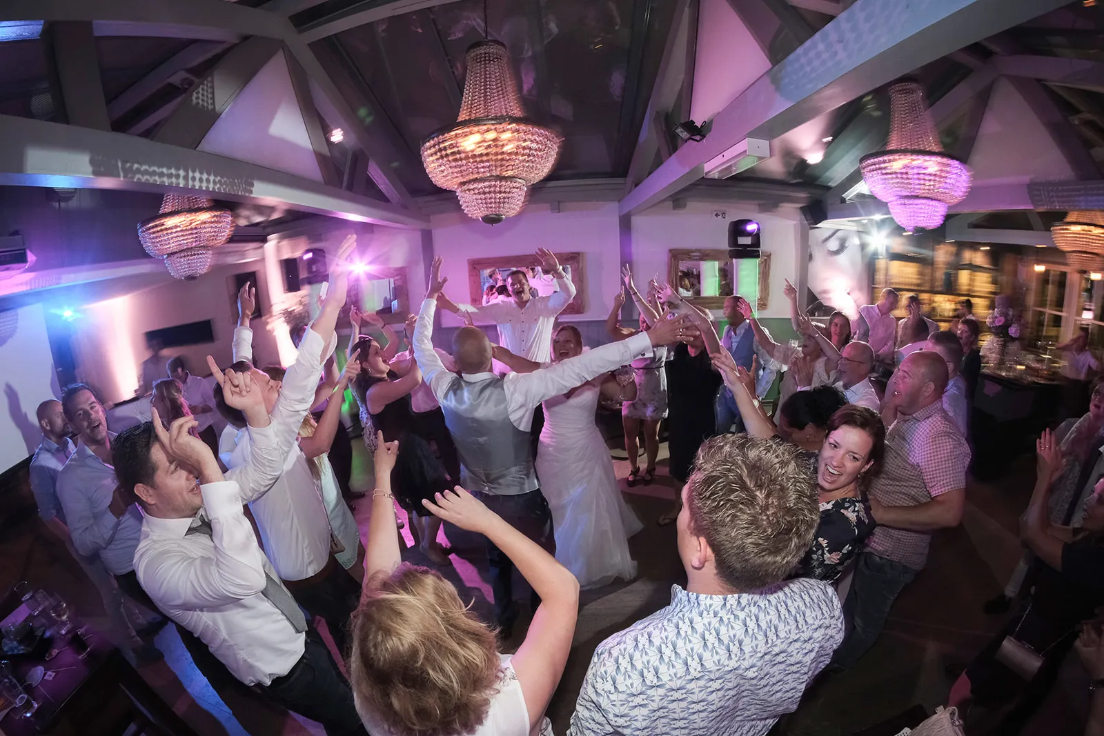 Bruidspaar Deborah en Remco dansen met gasten op feestelijk ontvangst, trouwreportage Brasserij Oostpoort Delftse Hout Delft