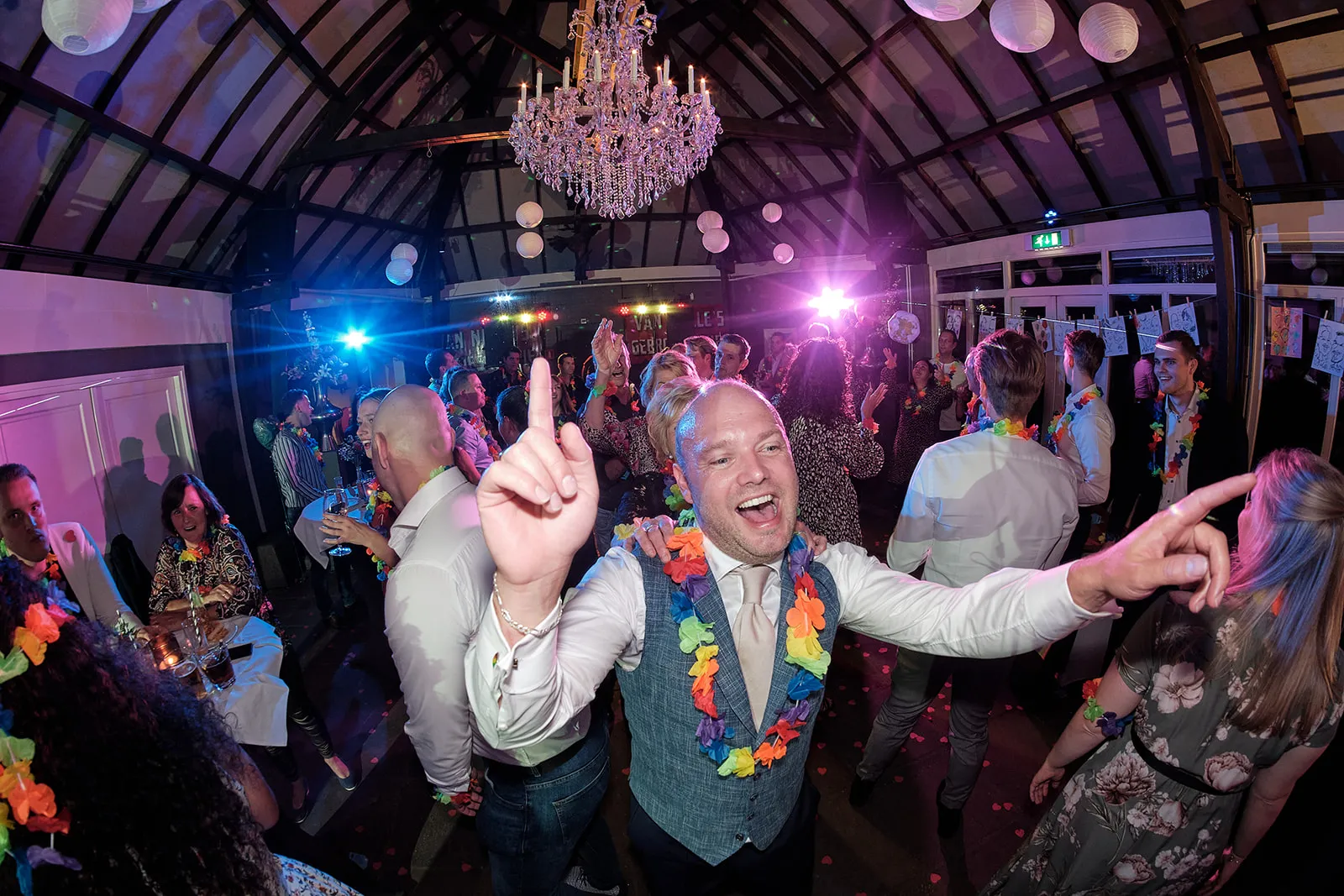 Bruidegom Mathijs en Jeroen dansen uitbundig op trouwfeest in Knus De Schaapskooi Delftse Hout, trouwreportage Delft - Trouws