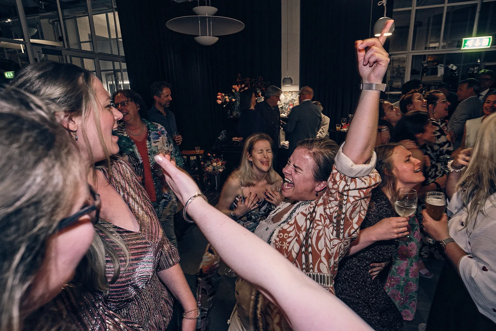 Bruidspaar Harm-Jan en Simanca feest op dansfeest Hotel Arsenaal Delft, gasten dansen enthousiast, trouwreportage - Trouwshoo