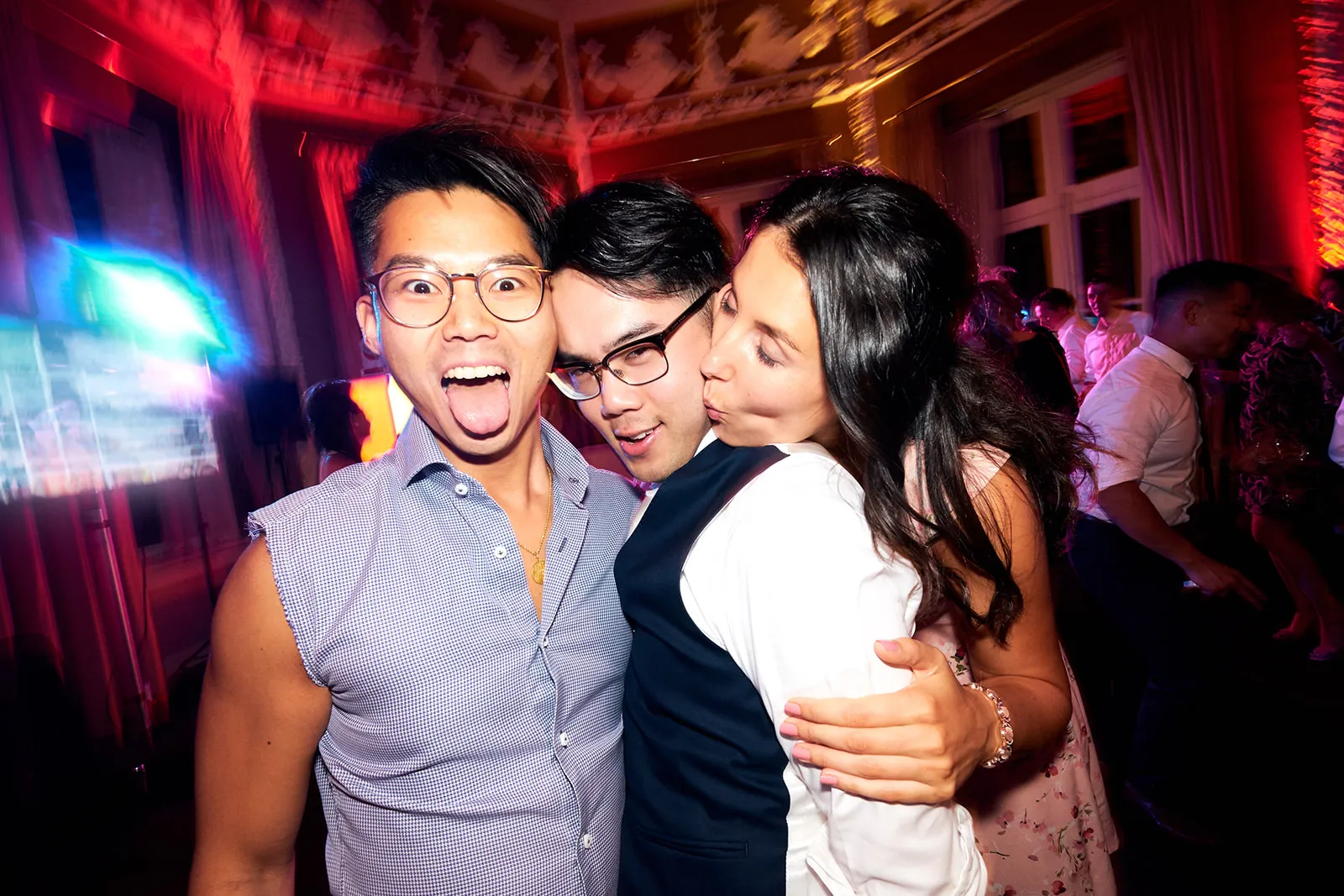 Bruidspaar Janet en Yu feest op trouwreceptie met gasten, dansfeest met kleurrijke verlichting