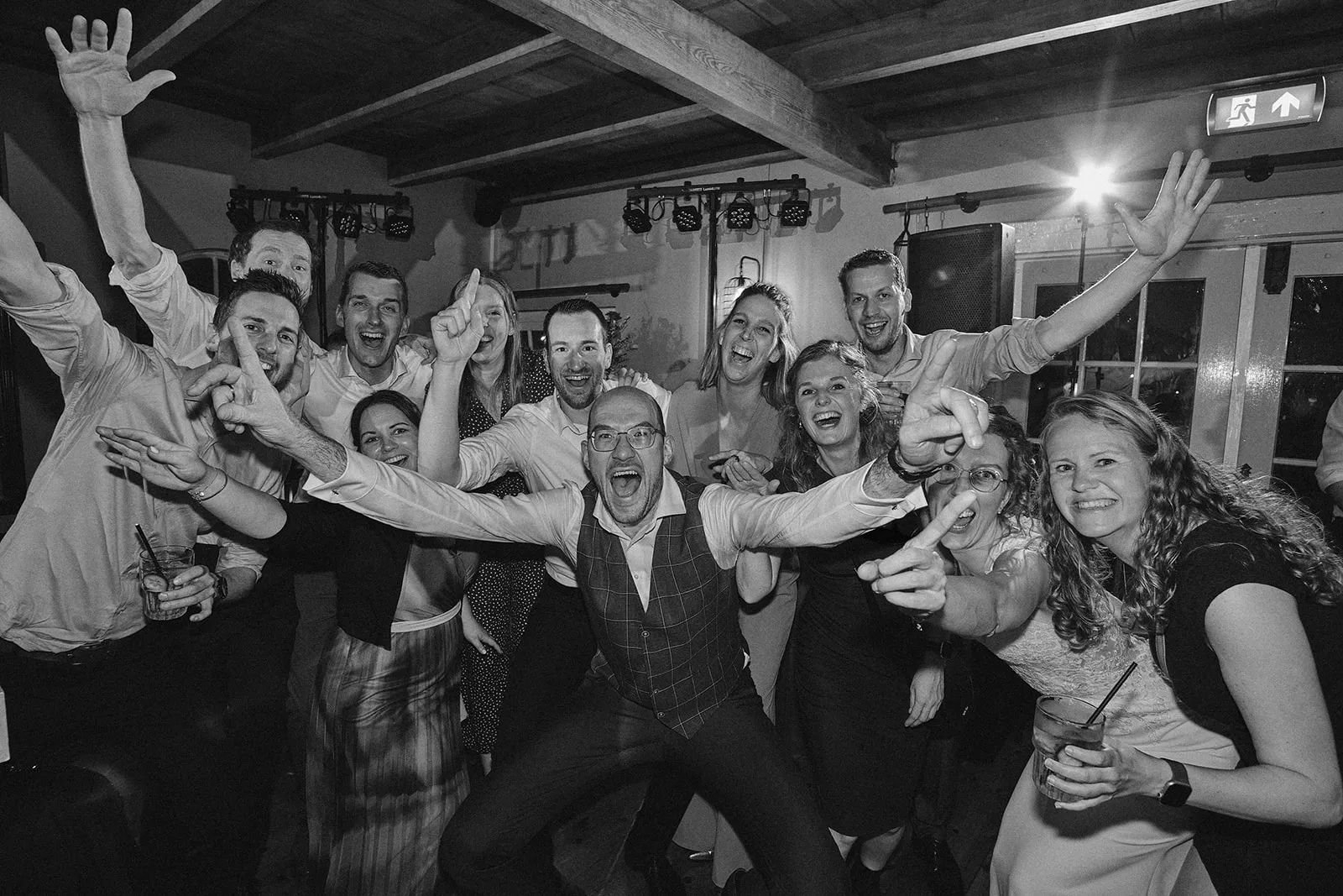 Bruidspaar Ilse en Robbert met gasten op dansfeest, vrolijke trouwreportage Boerderij Burgersdijk De Lier