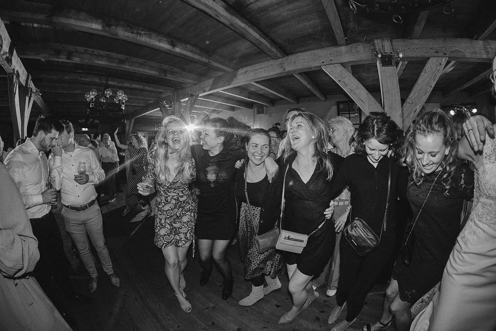 Bruidspaar Ilse en Robbert feest met gasten op bruiloft Boerderij Burgersdijk De Lier, trouwreportage