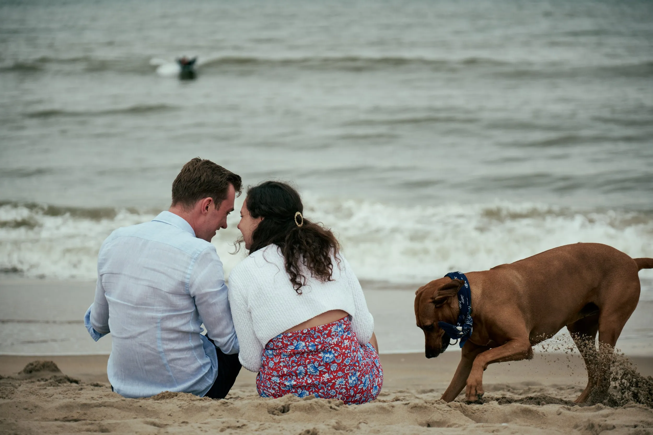 Op het strand van Duindorp het huwelijksaanzoek van Cees en Kiki
