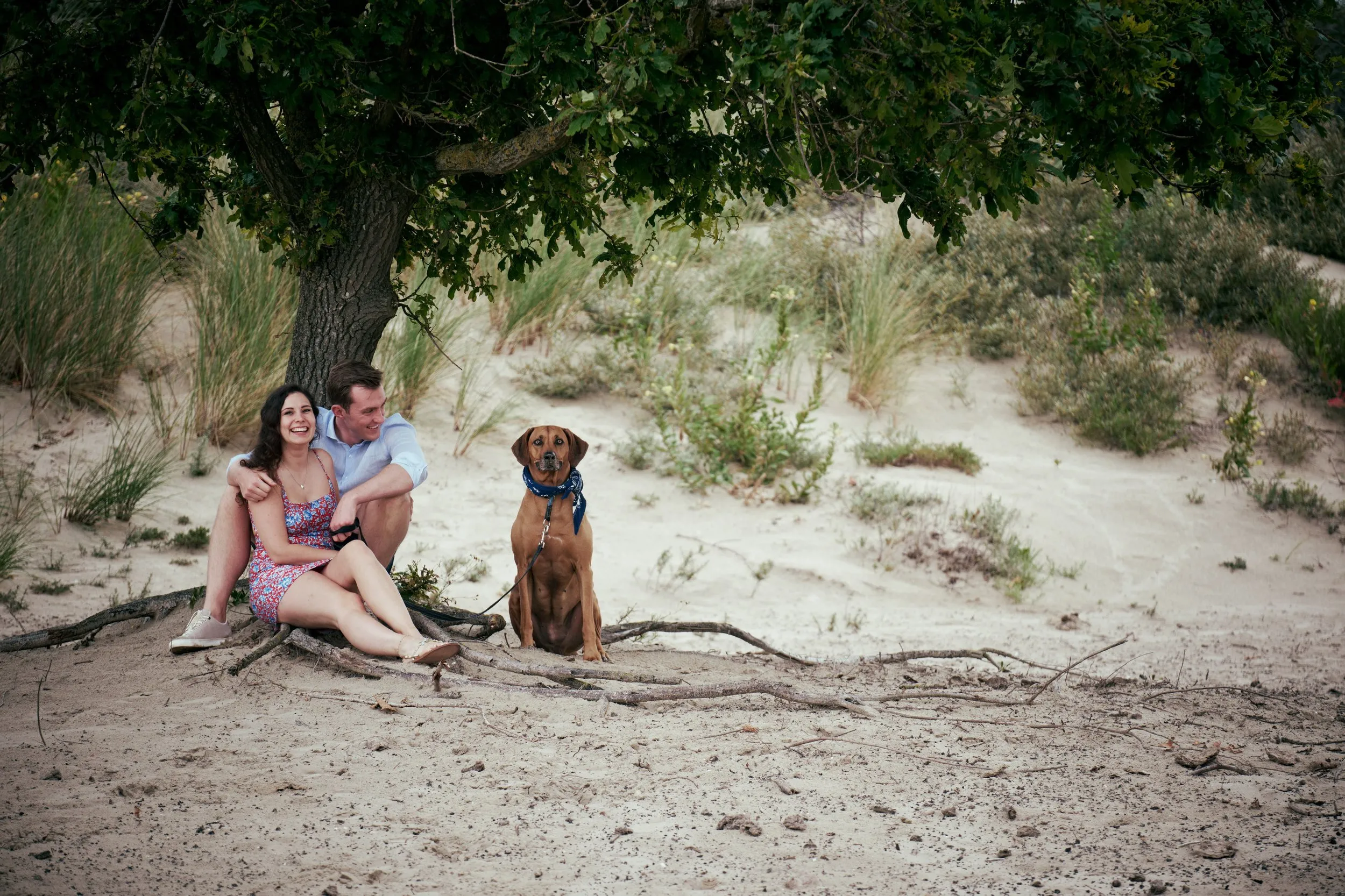 Op het strand van Duindorp het huwelijksaanzoek van Cees en Kiki