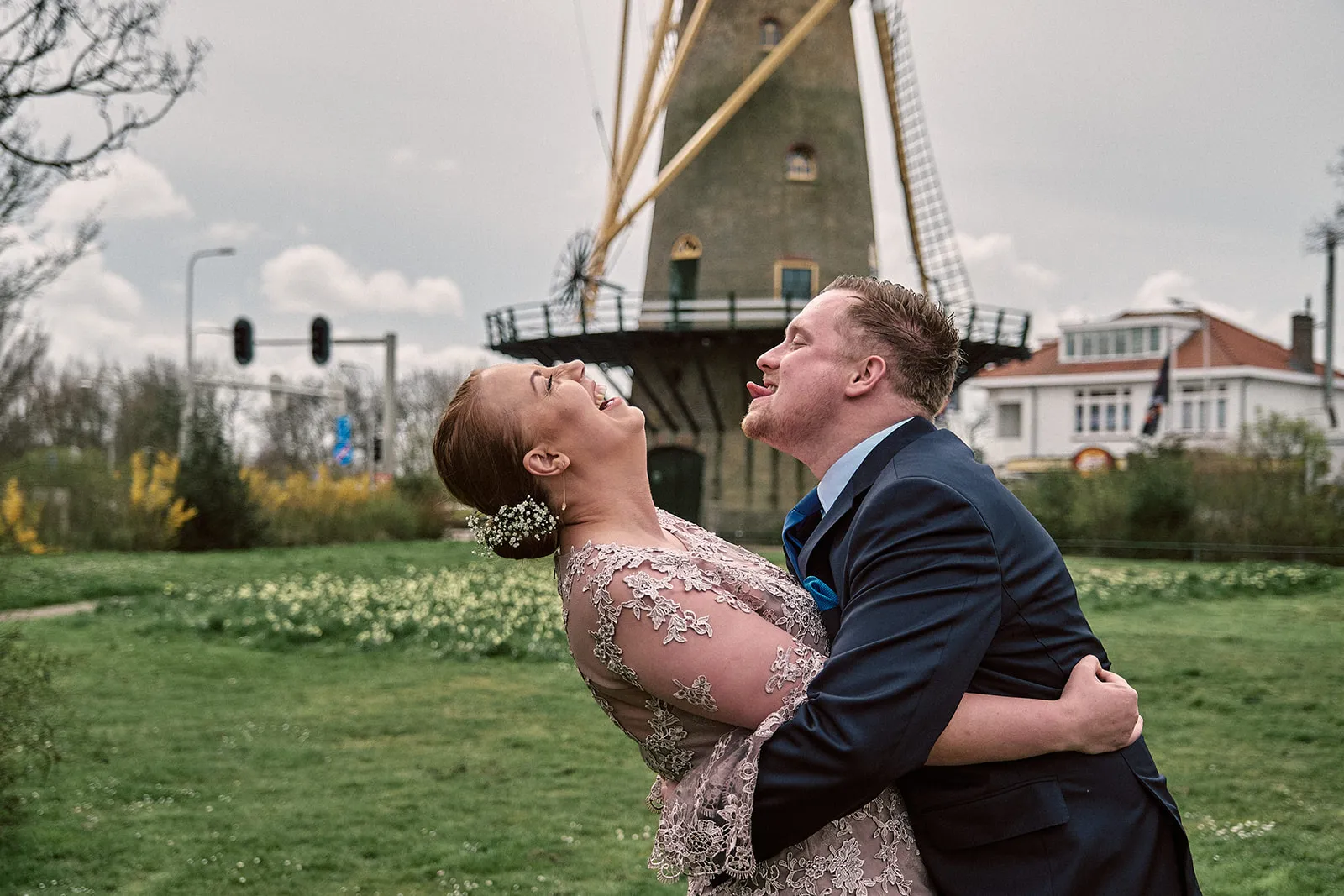Bruidspaar Wijnand en Maddy omhelsd bij historische molen Villa Ockenburg Naaldwijk, romantische trouwreportage