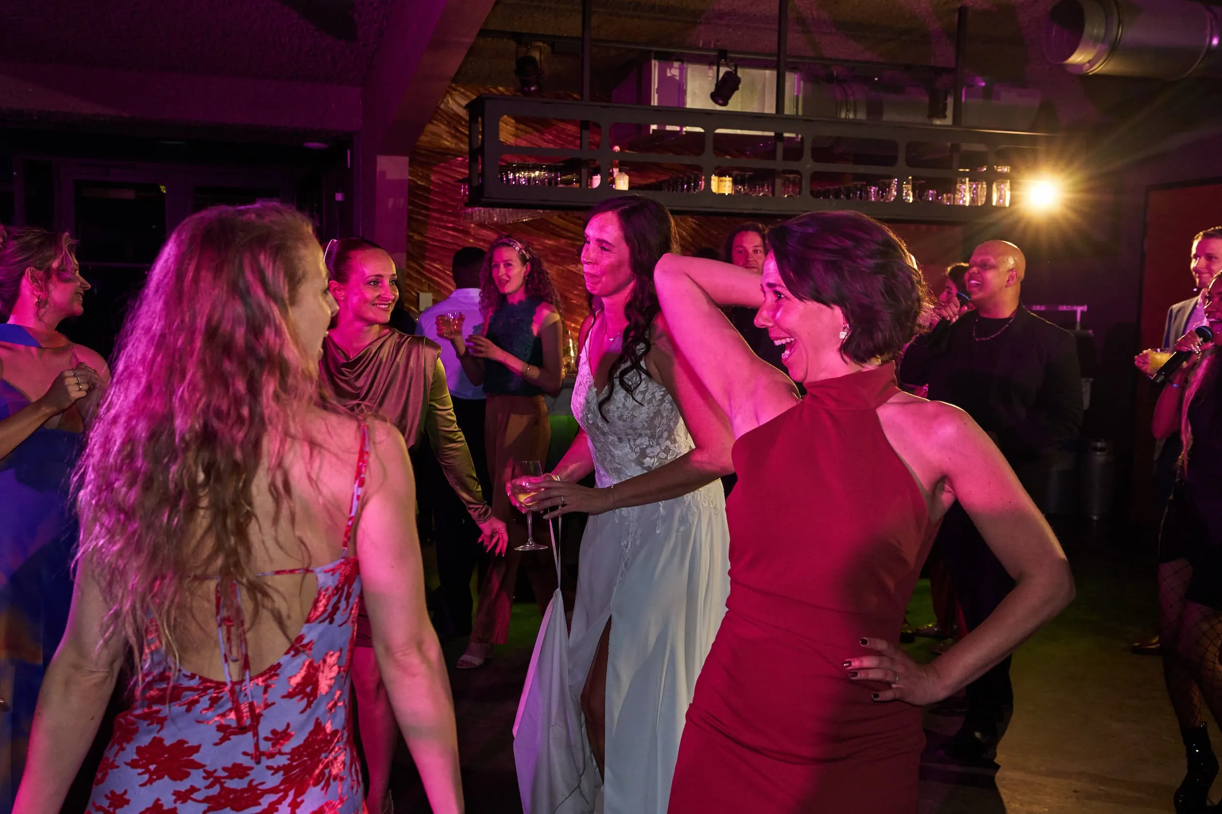 Bruid danst vrolijk met gasten op trouwfeest in Rotterdam, feestfotografie receptie — Trouwshoot Stefan Segers