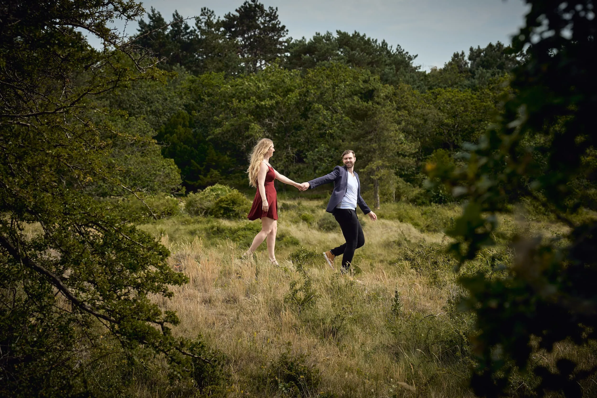 Verliefd koppel hield elkaar vast in groen veld omgeven door bomen, loveshoot koppelfotografie — Trouwshoot Stefan Seger