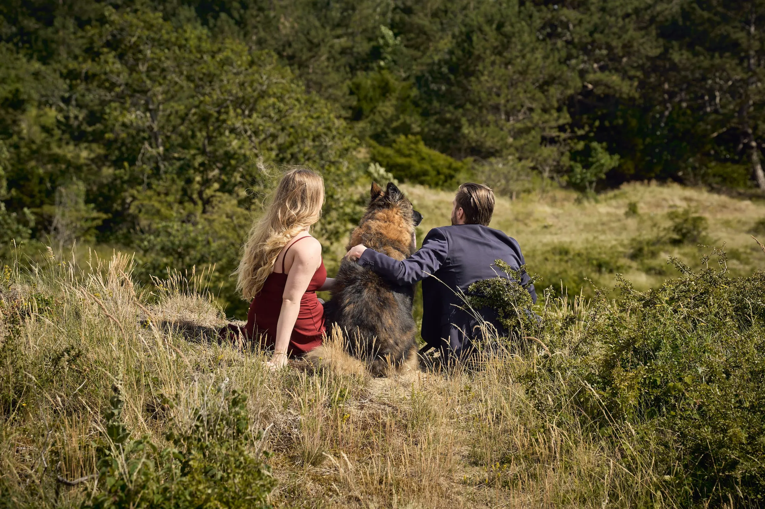 Bruidspaar met hond in natuuromgeving, loveshoot in groen landschap — Trouwshoot Stefan Segers