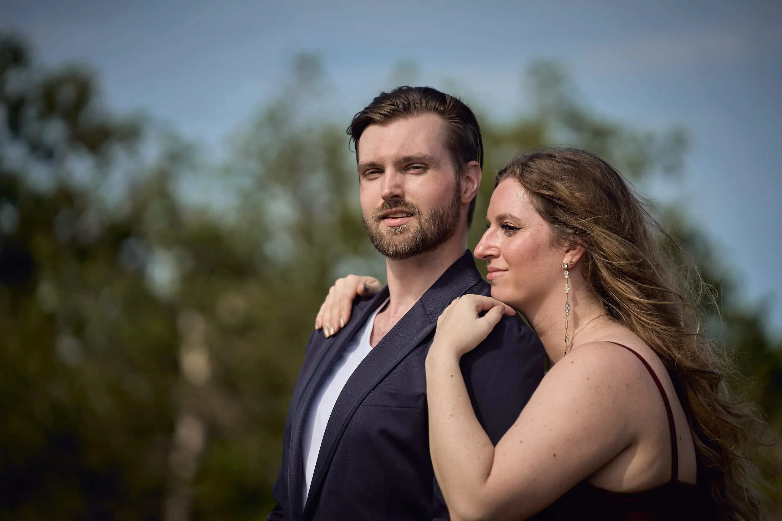 Verliefd koppel in zwarte outfit tijdens loveshoot in groene natuur, engagement fotografie — Trouwshoot Stefan Segers