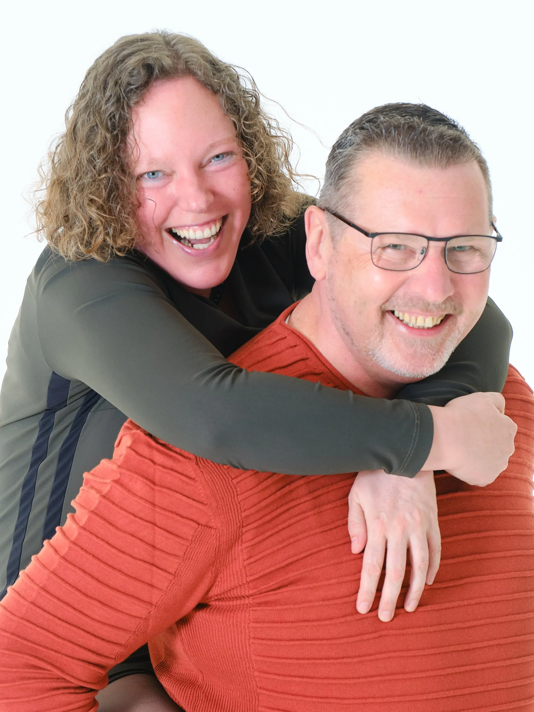 Verliefd koppel lacht samen tijdens loveshoot in Zoetermeer, spontane koppelfotografie — Trouwshoot Stefan Segers