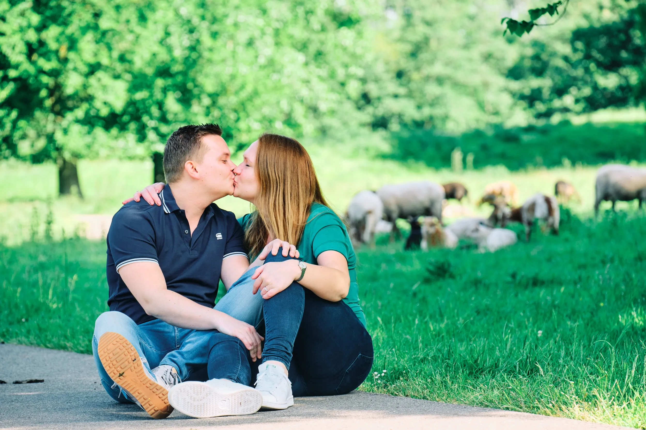 Koppel kust elkaar op landweg in Zoetermeer, loveshoot met groene natuur, engagement fotografie — Trouwshoot Stefan Sege