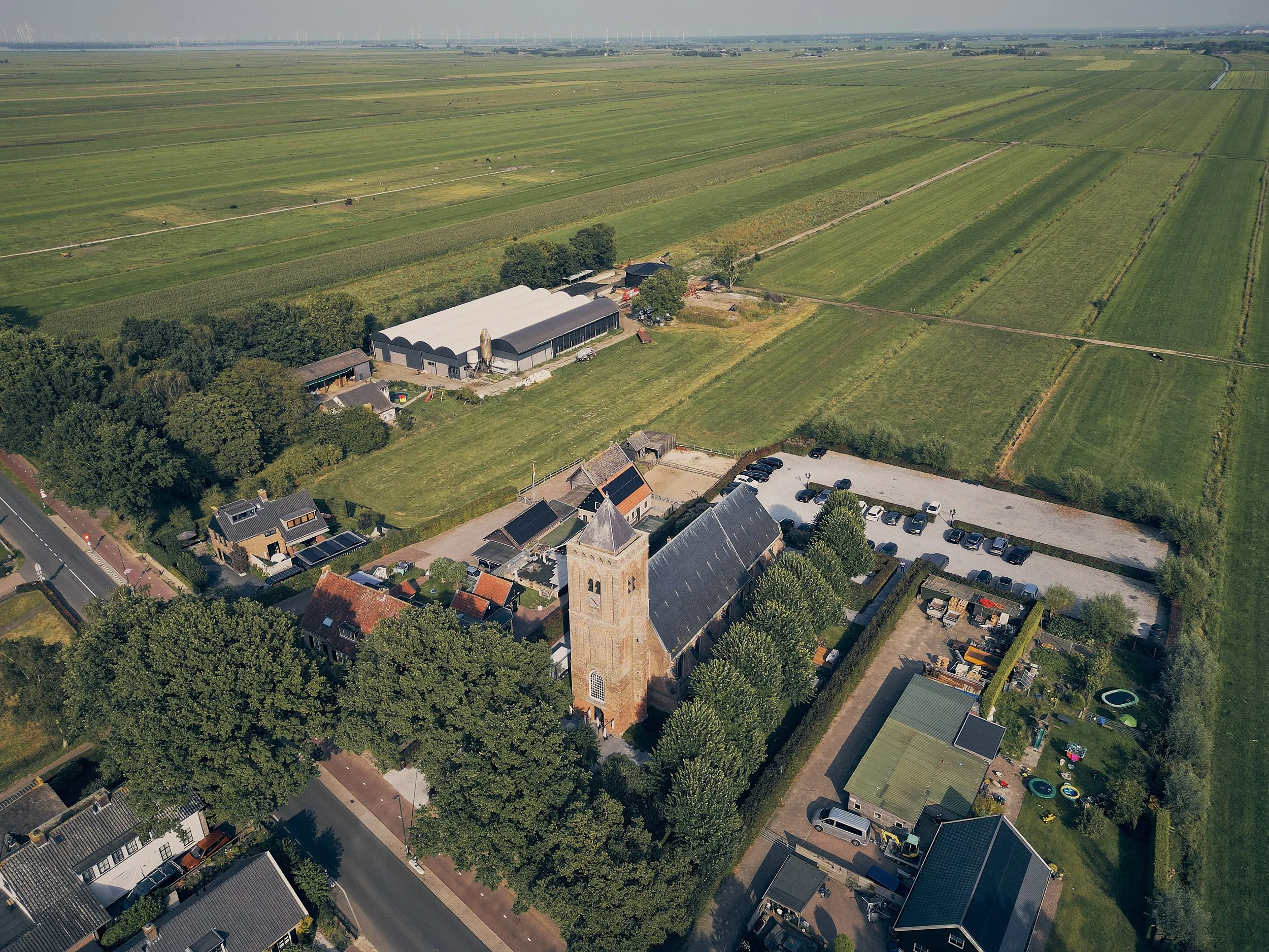 Luchtfoto van Het Dikke Torentje met trouwlocatie: kerk, landgoed en groene velden