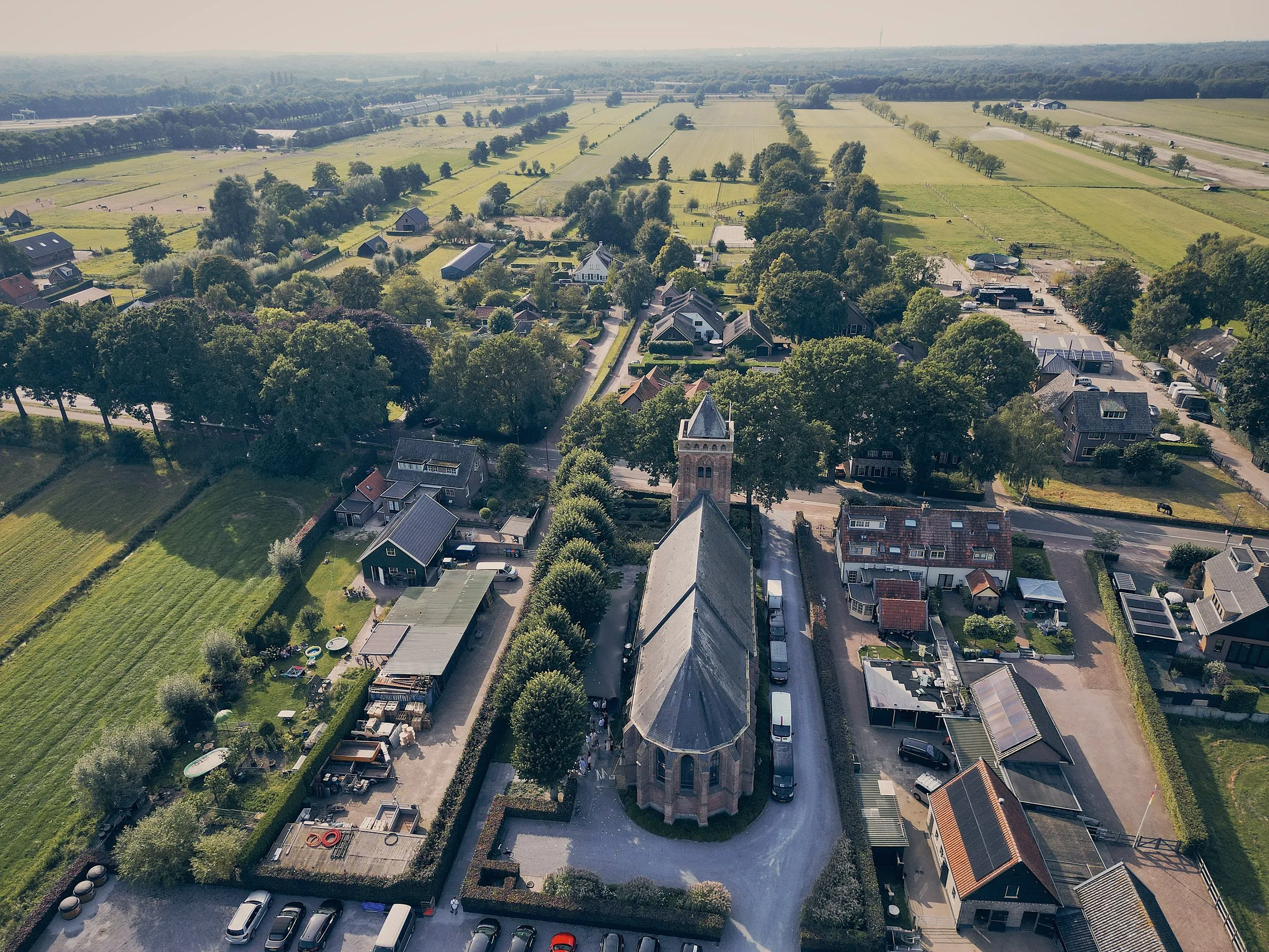 Luchtfoto van Het Dikke Torentje omringd door groene landschappen en landhuizen