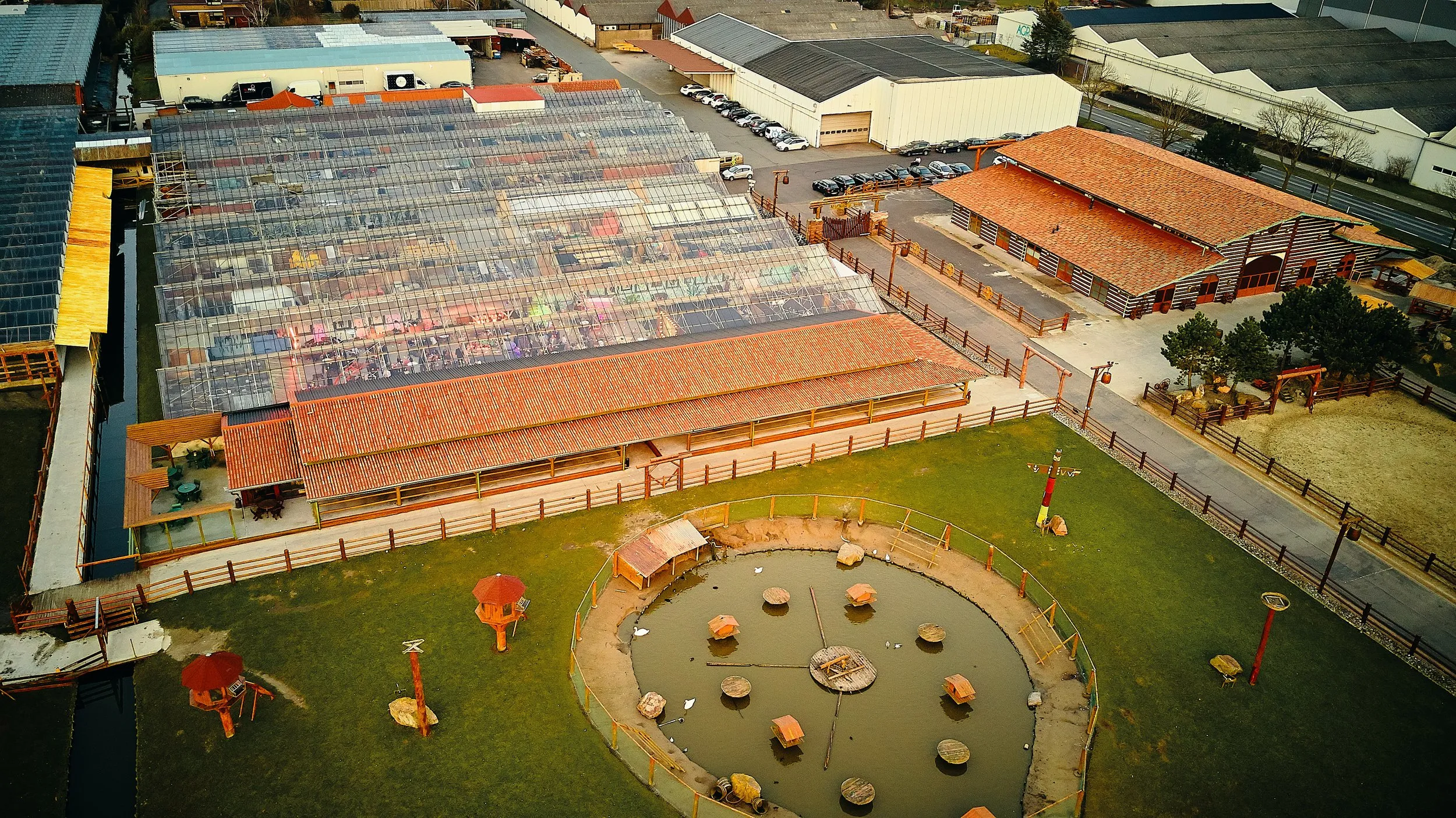 Luchtfoto van een veelzijdig recreatiecomplex met manege, groene weiden en speelterreinen