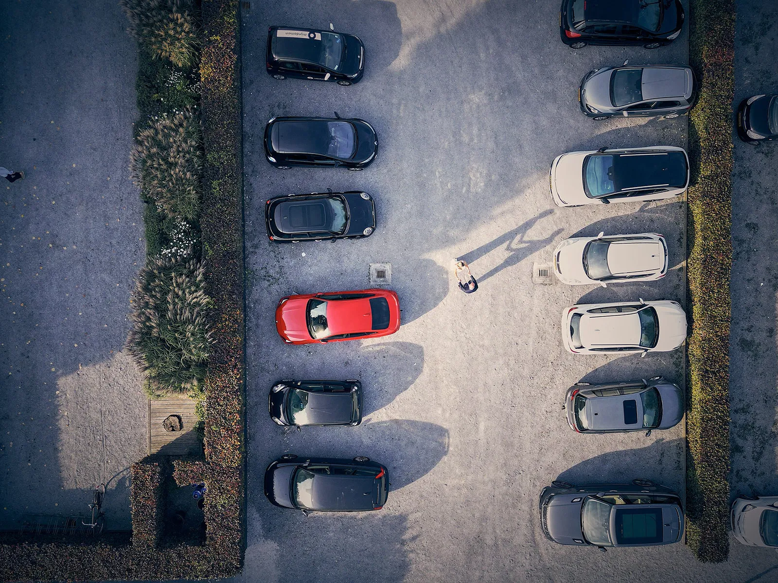 Luchtfoto bruidspaar Bram en Elles op parkeerplaats bij Het Dikke Torentje, trouwreportage