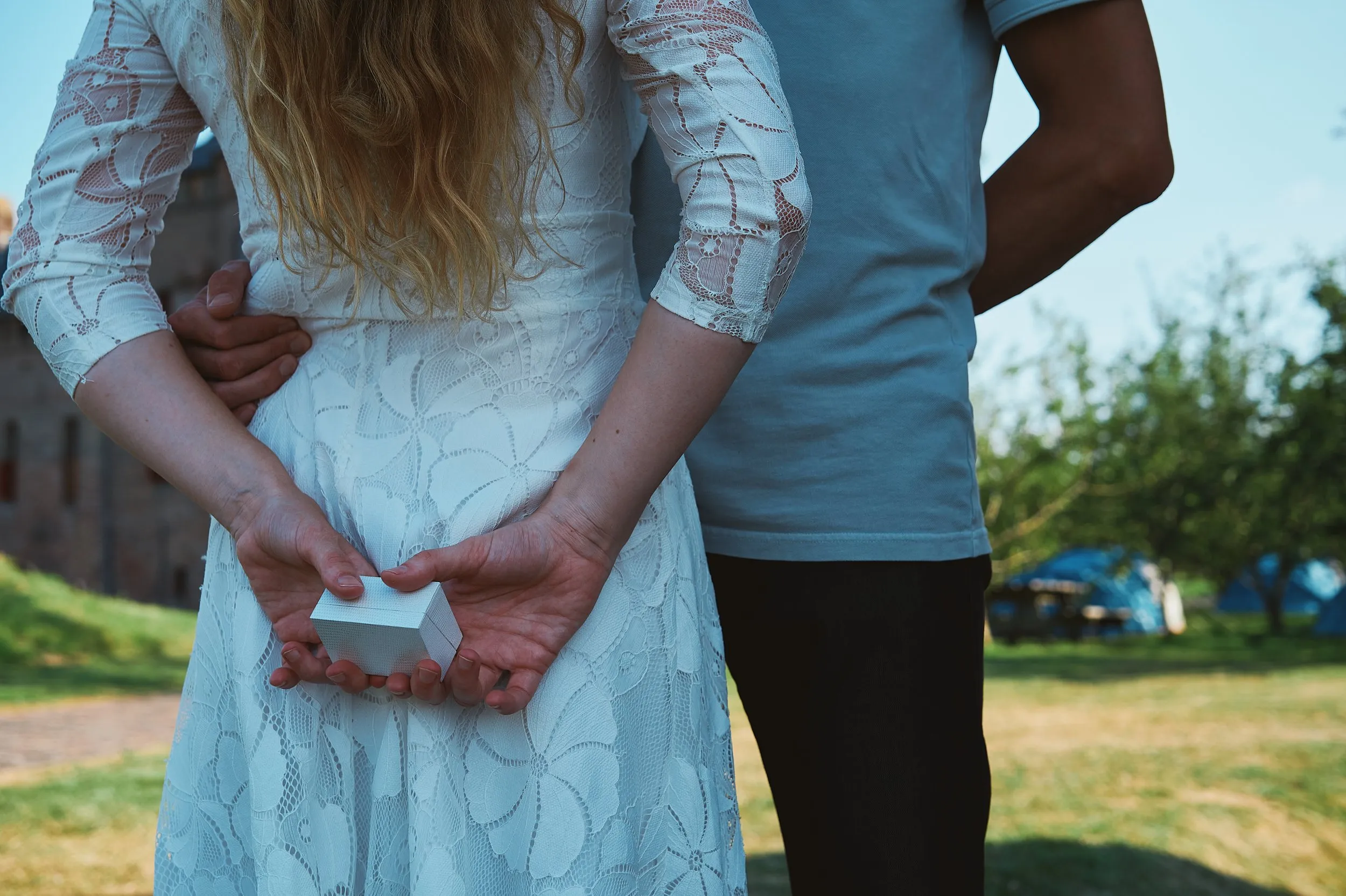 Het huwelijksaanzoek van Yvonne aan Bert bij het Muiderslot. Een intiem moment met de ring in handen