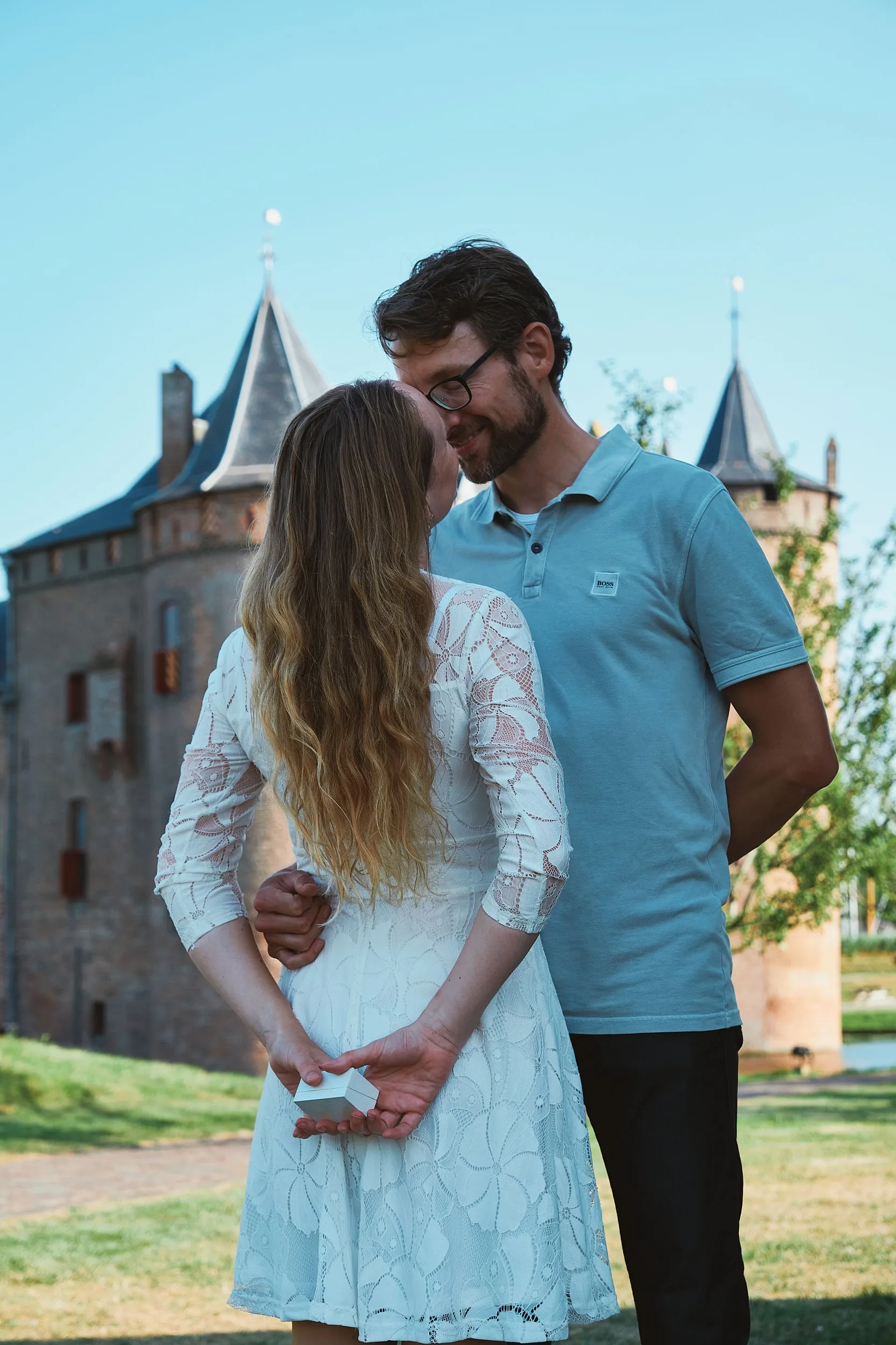 Het huwelijksaanzoek van Yvonne aan Bert bij het Muiderslot