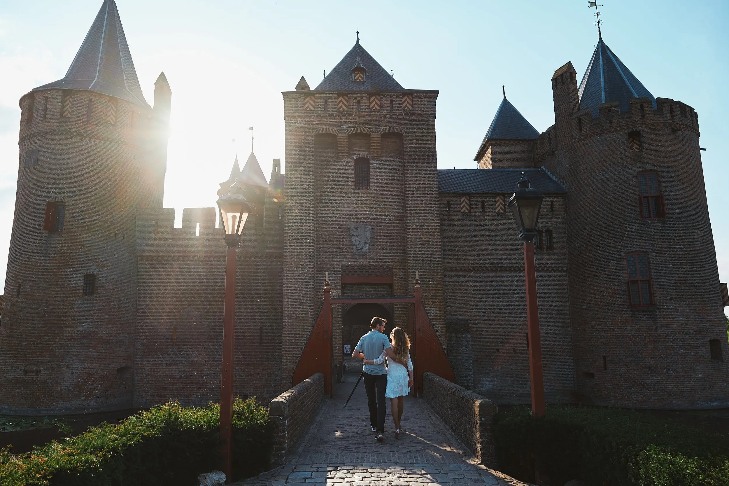 Het huwelijksaanzoek van Yvonne aan Bert bij het majestueuze Muiderslot, onder het zonnige licht