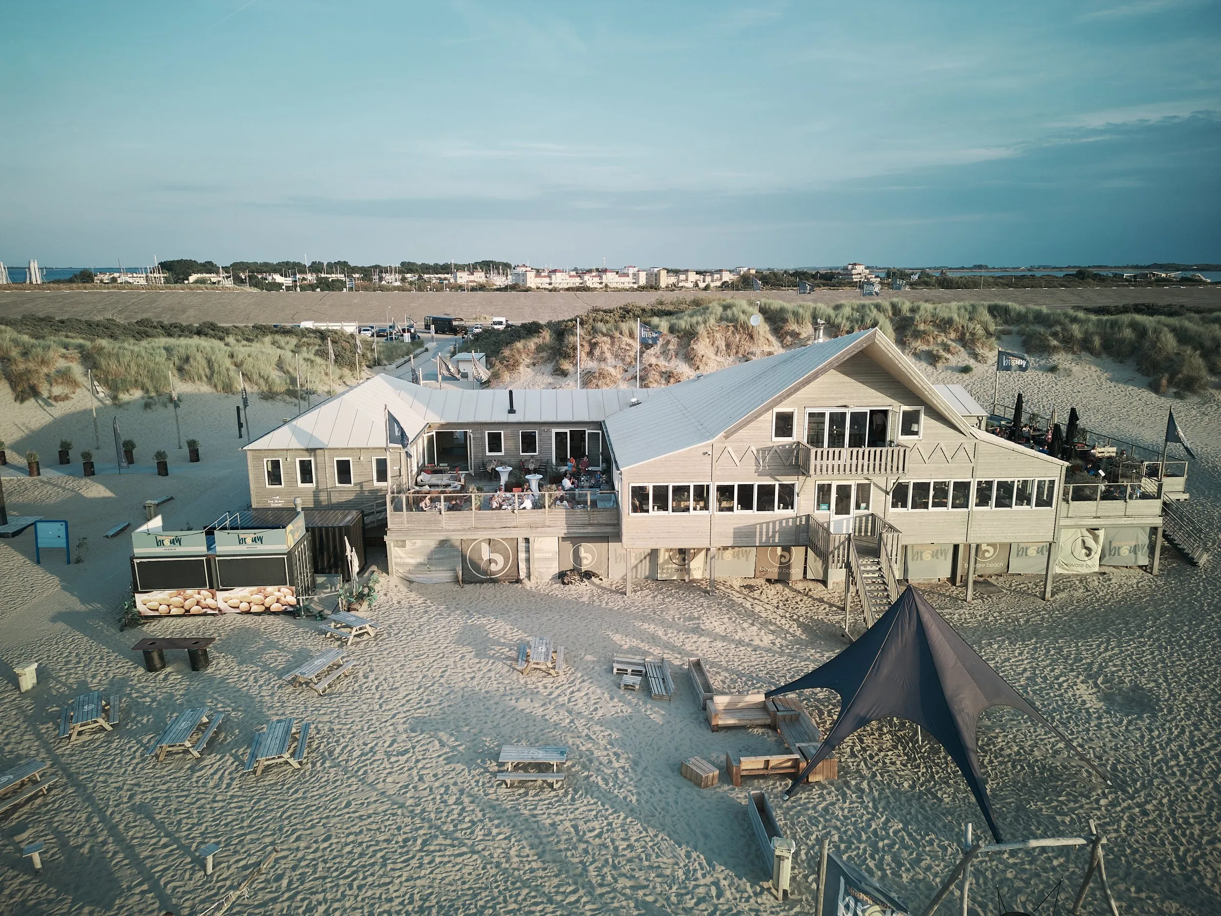 Mirjam en Jorg op het strand bij Strandpaviljoen Brouw in Ouddorp, met uitzicht op de zee en duinen