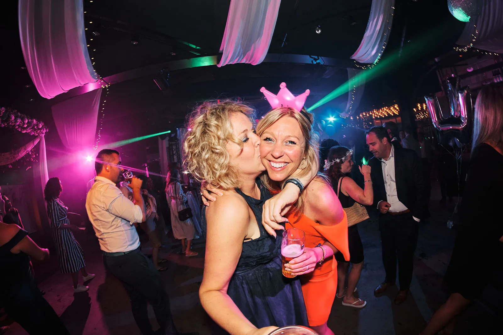 Bruidspaar Liad en Wilfried feest op dansfeest in The Boathouse Kralingen, trouwreportage Kralingse bos