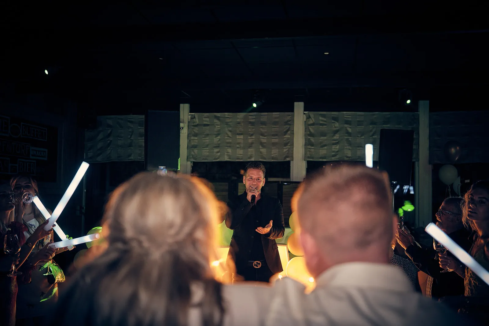 Bruidspaar Jacky en Jordy dansen onder sterren op receptie Wantij Paviljoen Dortrecht, trouwreportage avondfeest