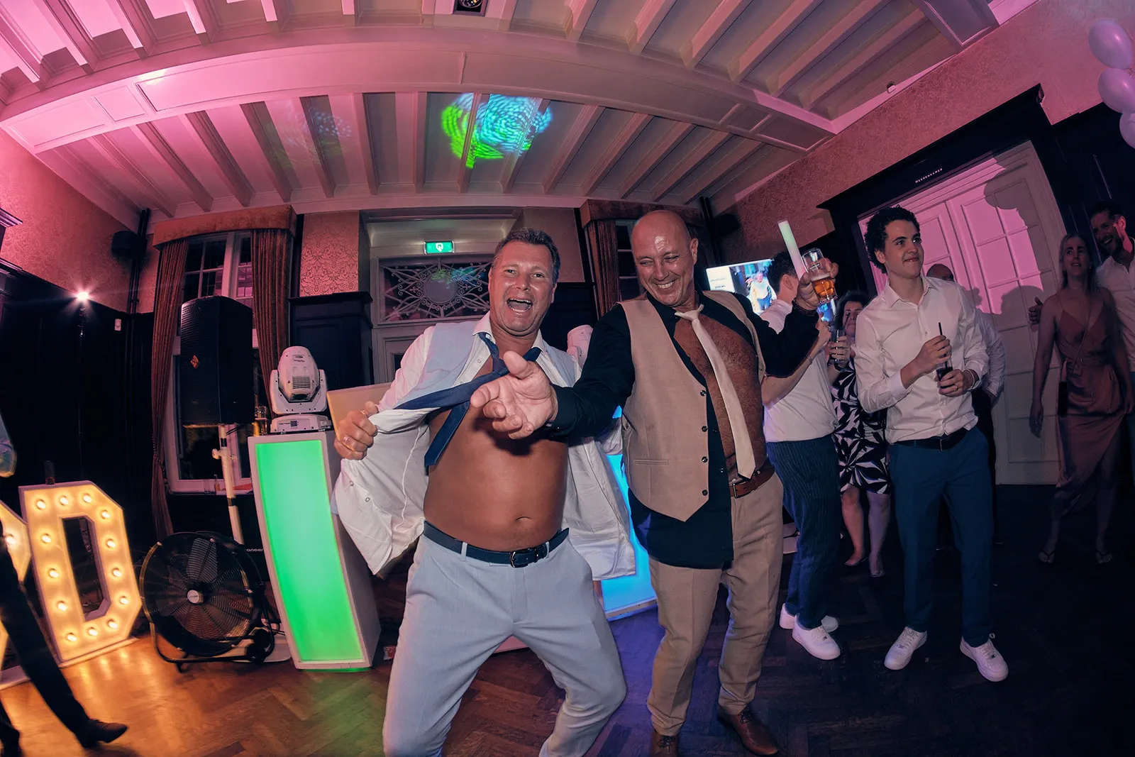 Bruidegom Dennis feest op dancefloor met gasten tijdens huwelijksfeest Kasteel De Hooge Vuursche Rotterdam, trouwreportage -