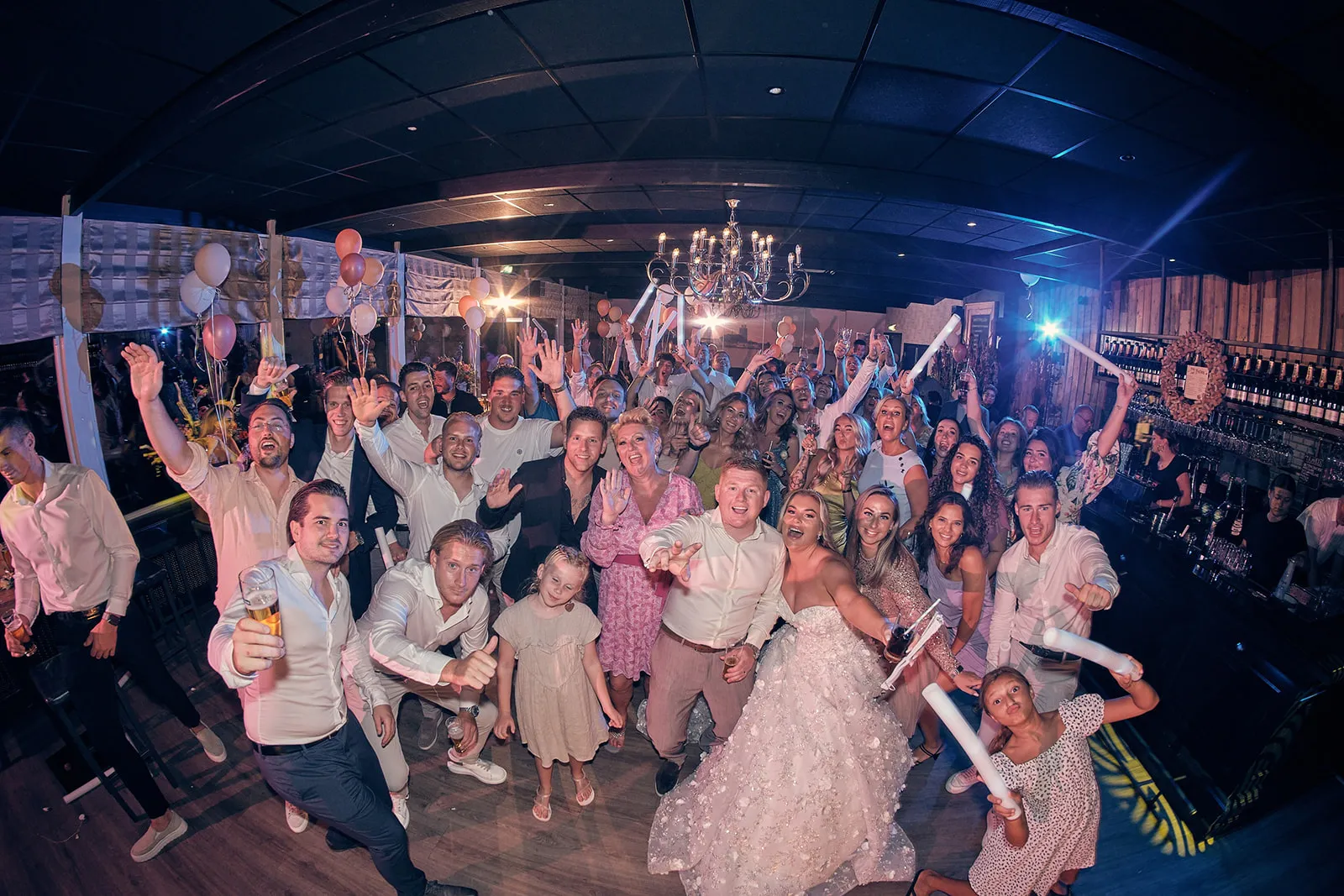 Bruidspaar Jacky en Jordy feesten met gasten in Wantij Paviljoen Dortrecht, dansfeest trouwreportage