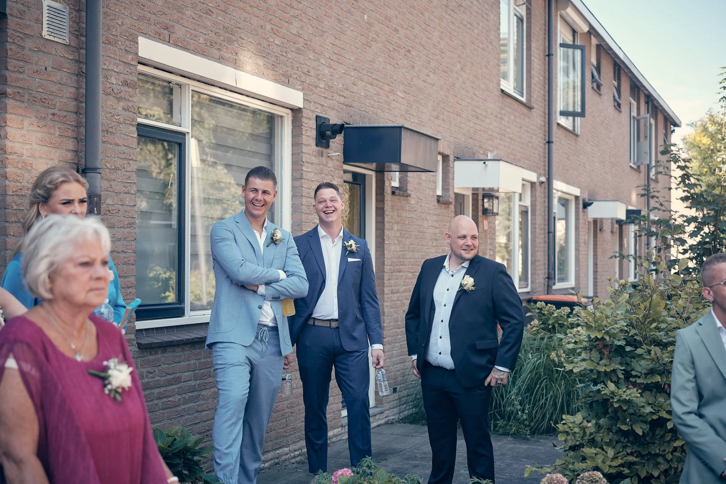 Jordy en Jacky met hun getuigen en gasten op het terras van Wantij Paviljoen in Dortrecht, vol warmte en geluk