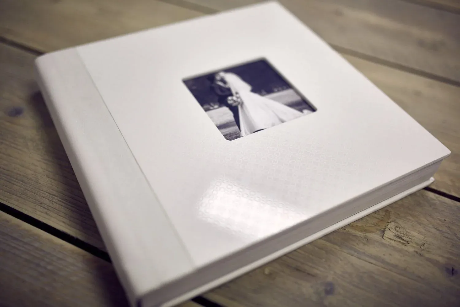 Wit album met een zwart-witfoto van de bruid op de voorkant