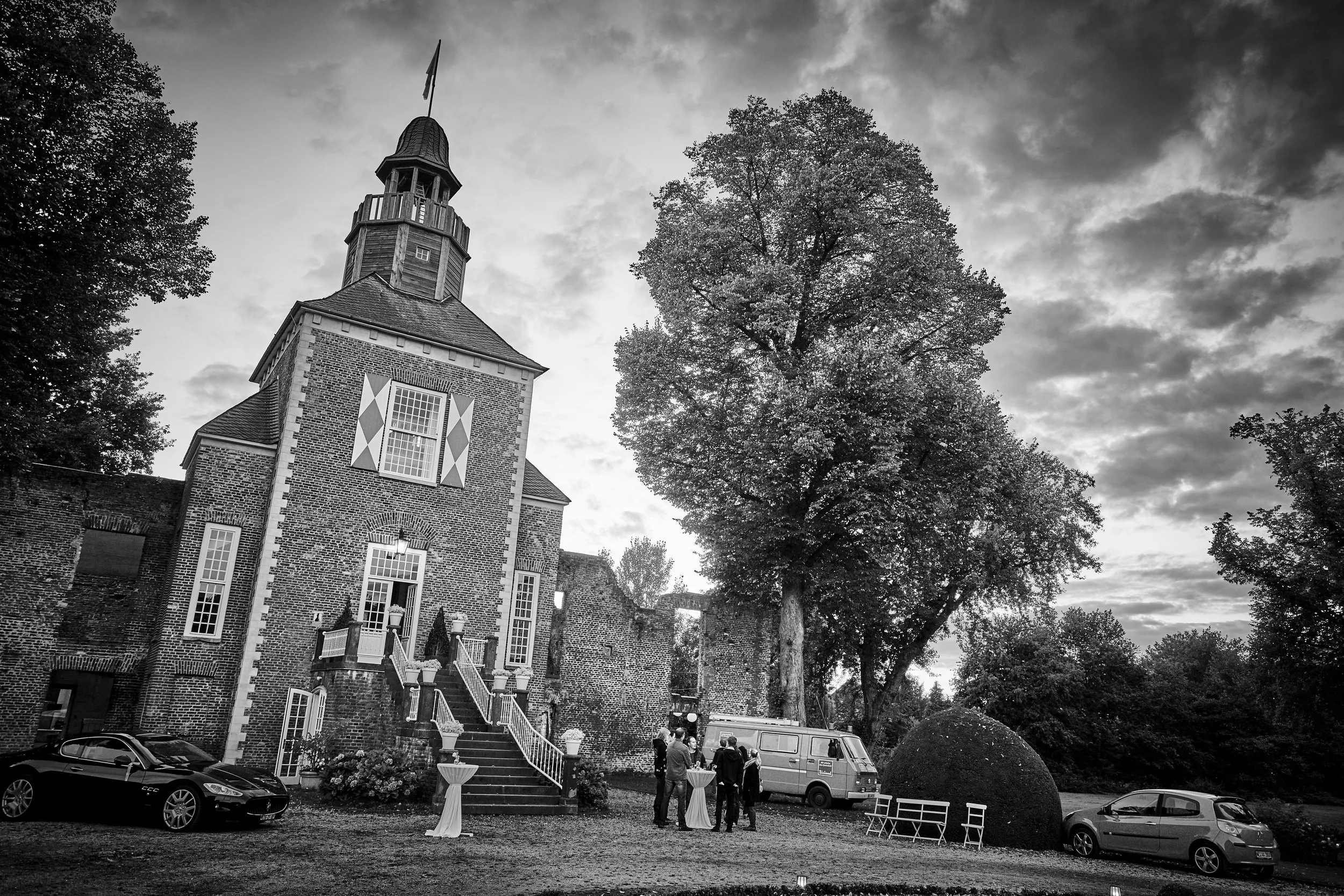 Bruidspaar voor historische kerk, destination wedding fotografie in zwart-wit — Trouwshoot Stefan Segers