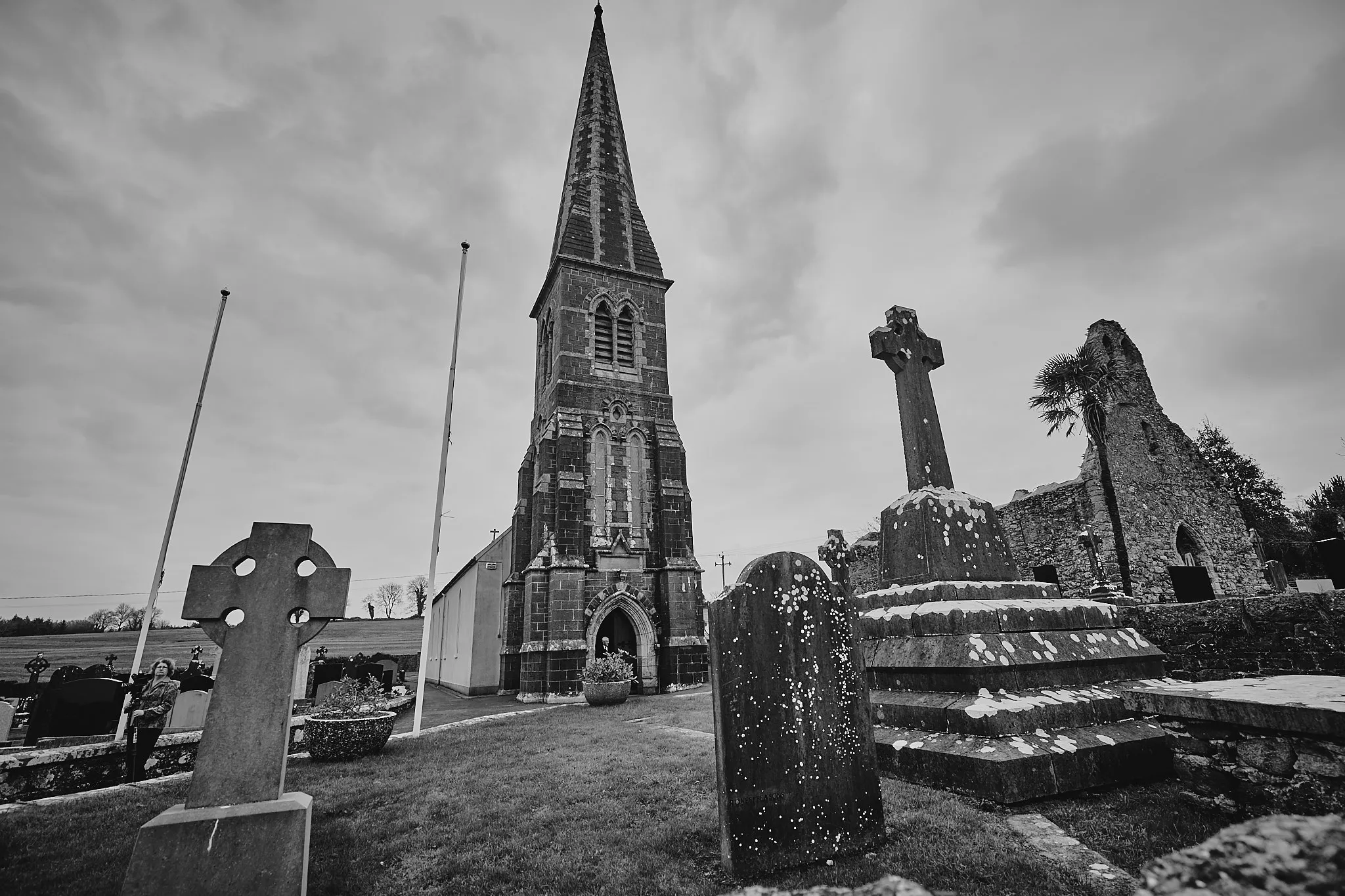 Bruidspaar trouwt bij historische kerk met begraafplaats, destination wedding fotografie in zwart-wit — Trouwshoot Stefa