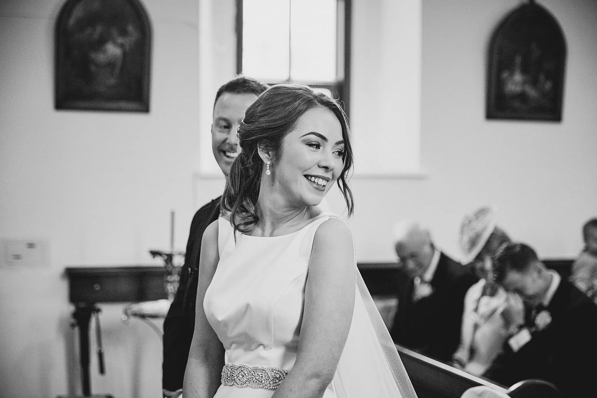 Bruid lacht tijdens ceremonie in kerk, destination wedding fotografie, trouwen buitenland — Trouwshoot Stefan Segers