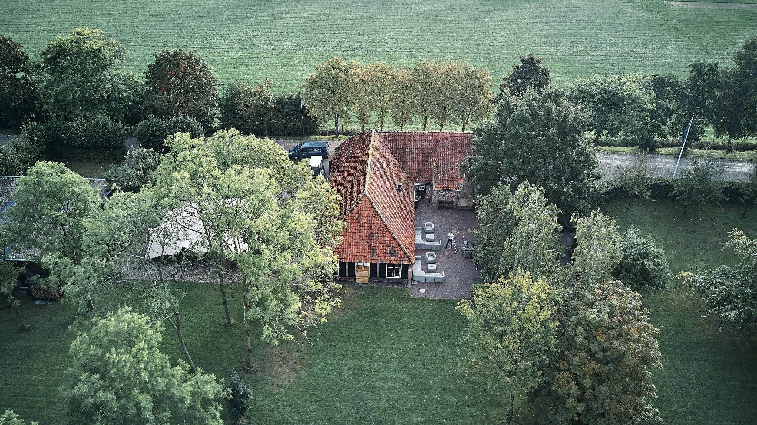 Luchtfoto van Hoeve Sparredam omgeven door groene weiden en bomen - ideale trouwlocatie in Hoevelaken
