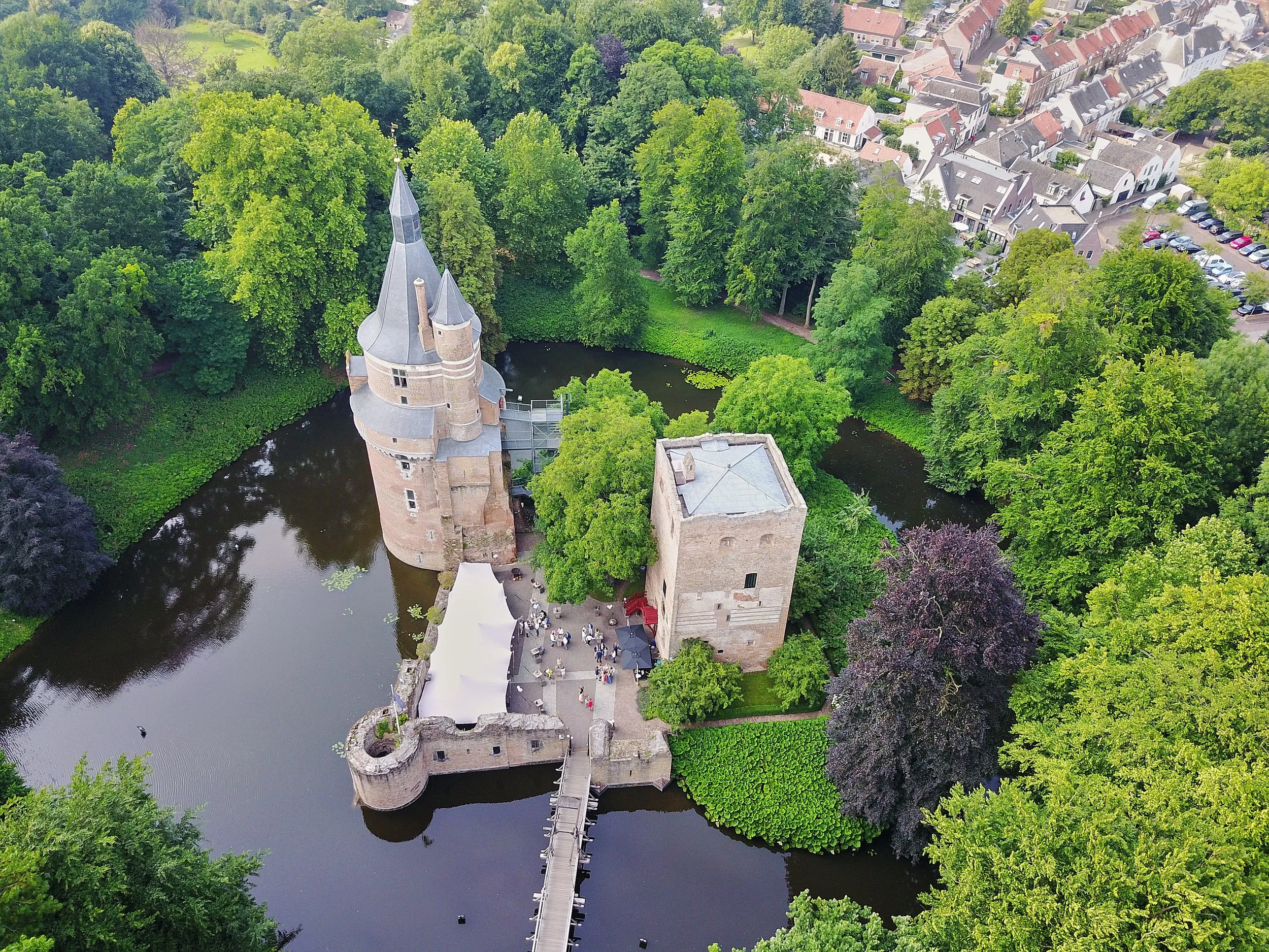 Luchtfoto van Kasteel Duurstede met bruidspaar David en Januska op het kasteelplein