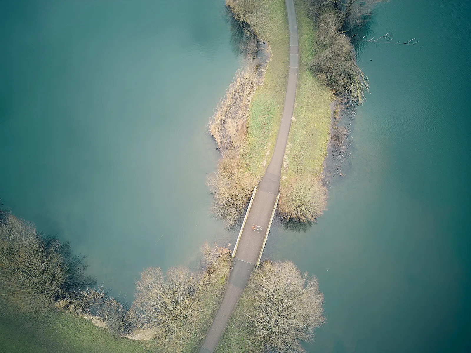 Luchtfoto bruidspaar Jeroen en Martijn op dijk bij Nedereindse plas, trouwreportage Fletcher Hotel Wipselberg Beekbergen - Tr
