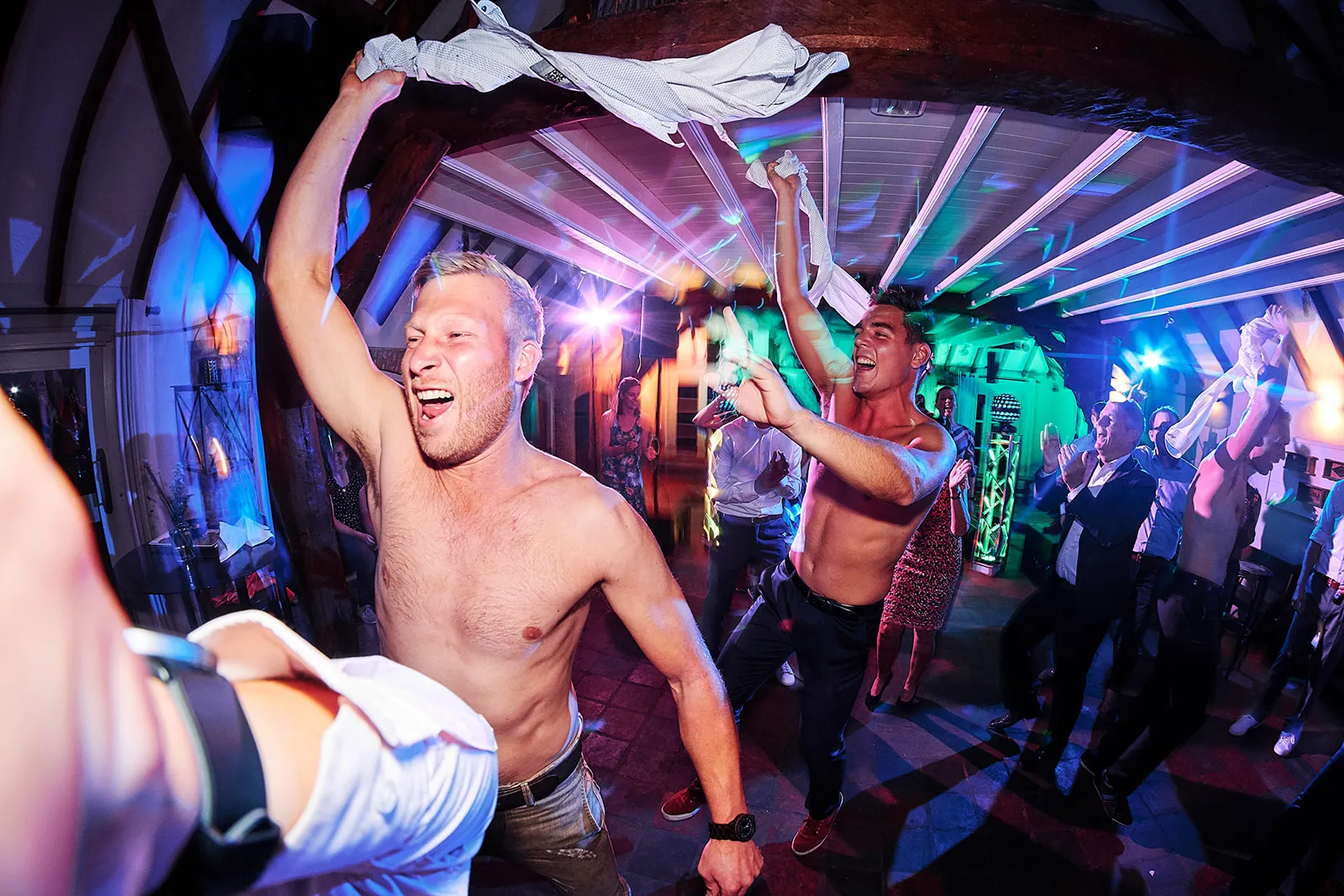 Bruidegom Menno danst uitbundig op trouwfeest Hoeve Sparredam Hoevelaken, vrijgezelle party sfeer trouwreportage