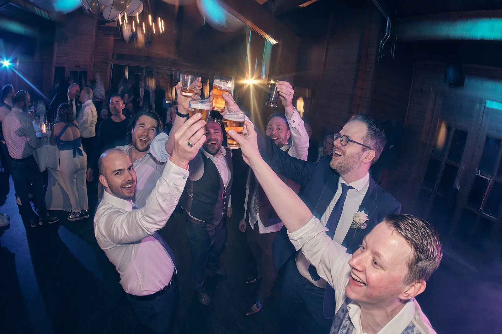 Bruidegoms Jeroen en Martijn toasten uitgelaten met gasten op trouwfeest Fletcher Hotel Wipselberg